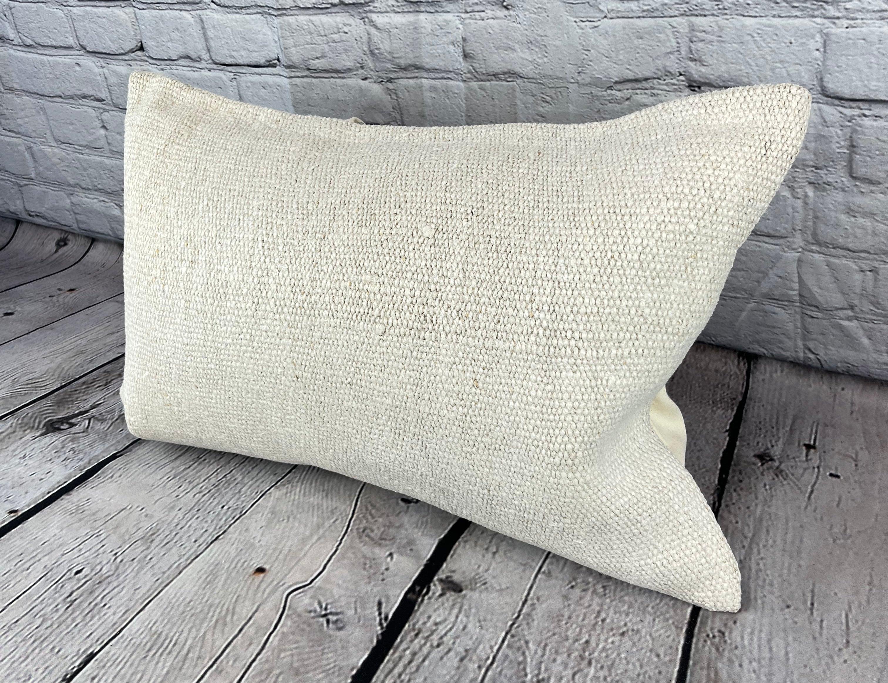 16 x 24 Cuscino in Canapa Cuscino Turco Nature Bianco Copricuscino #6163 Migliora l'arredamento della tua casa con il nostro Cuscino in Canapa Cuscino Turco. Questo squisito copricuscino, meticolosamente tessuto a mano, aggiunge un tocco di eleganza