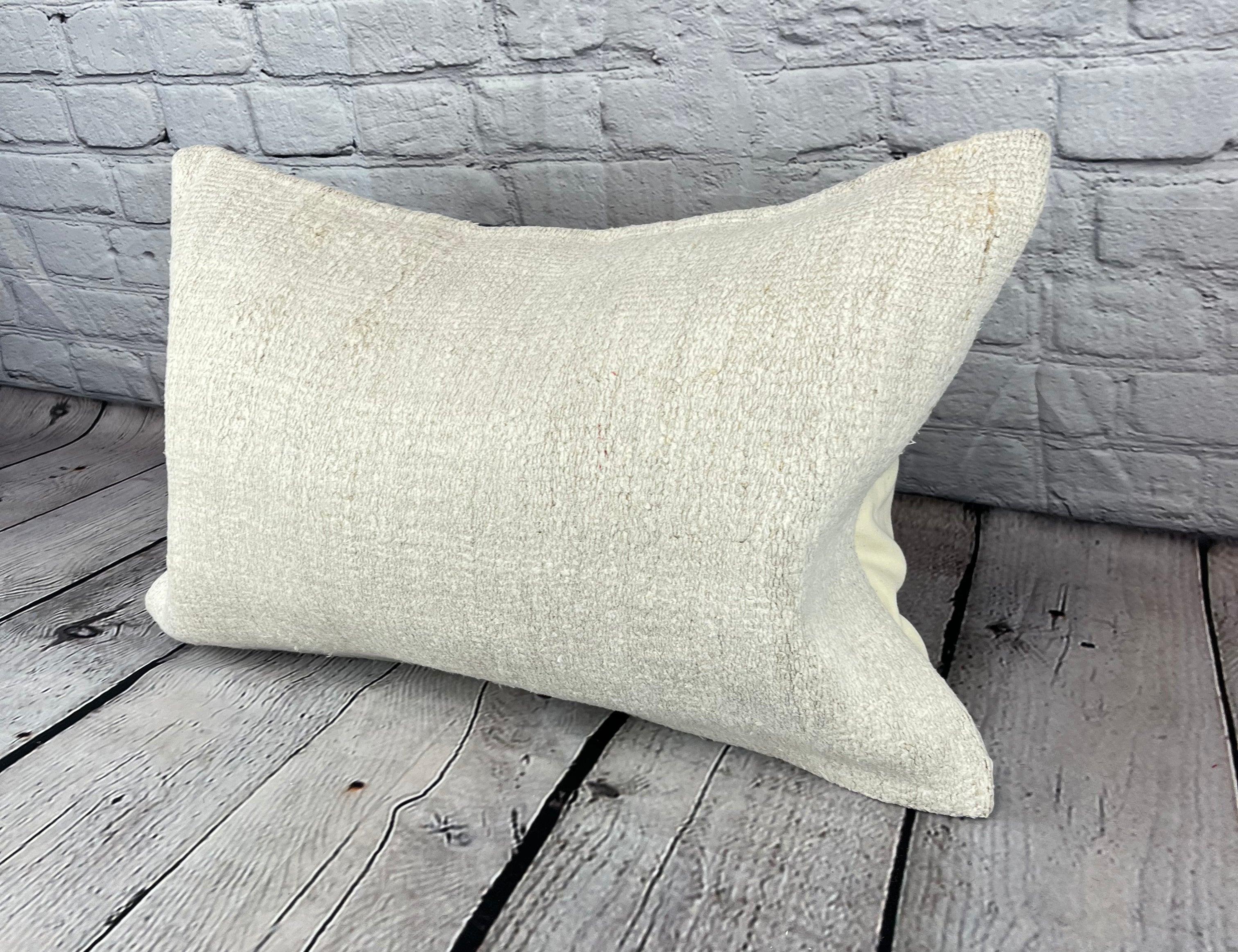 16 x 24 Hanf Kissen Türkisches Kissen Natürliches Weißes Kissen Kissenbezug #6164 Erhöhen Sie Ihr Heimdekor mit unserem Hanf Kissen Türkisches Kissen. Dieser exquisite, sorgfältig handgewebte Kissenbezug verleiht jedem Raum einen Hauch von Eleganz