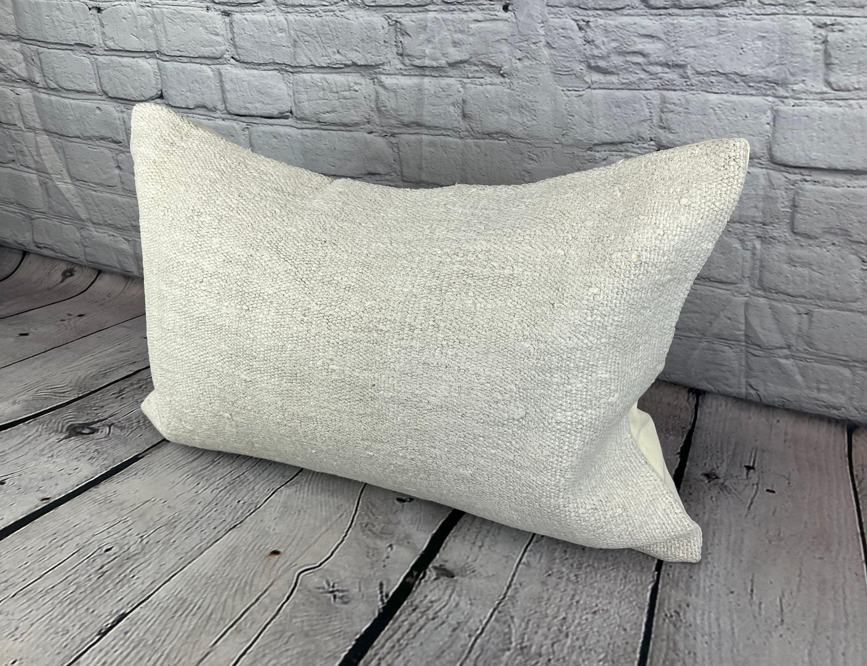 16 x 24 Hemp Pillow Turkish Cushion Natural White Pillow Cushion Cover #6165 Élevez votre décoration intérieure avec notre Hemp Pillow Turkish Cushion. Cette exquise housse de coussin, méticuleusement tissée à la main, ajoute une touche d'élégance