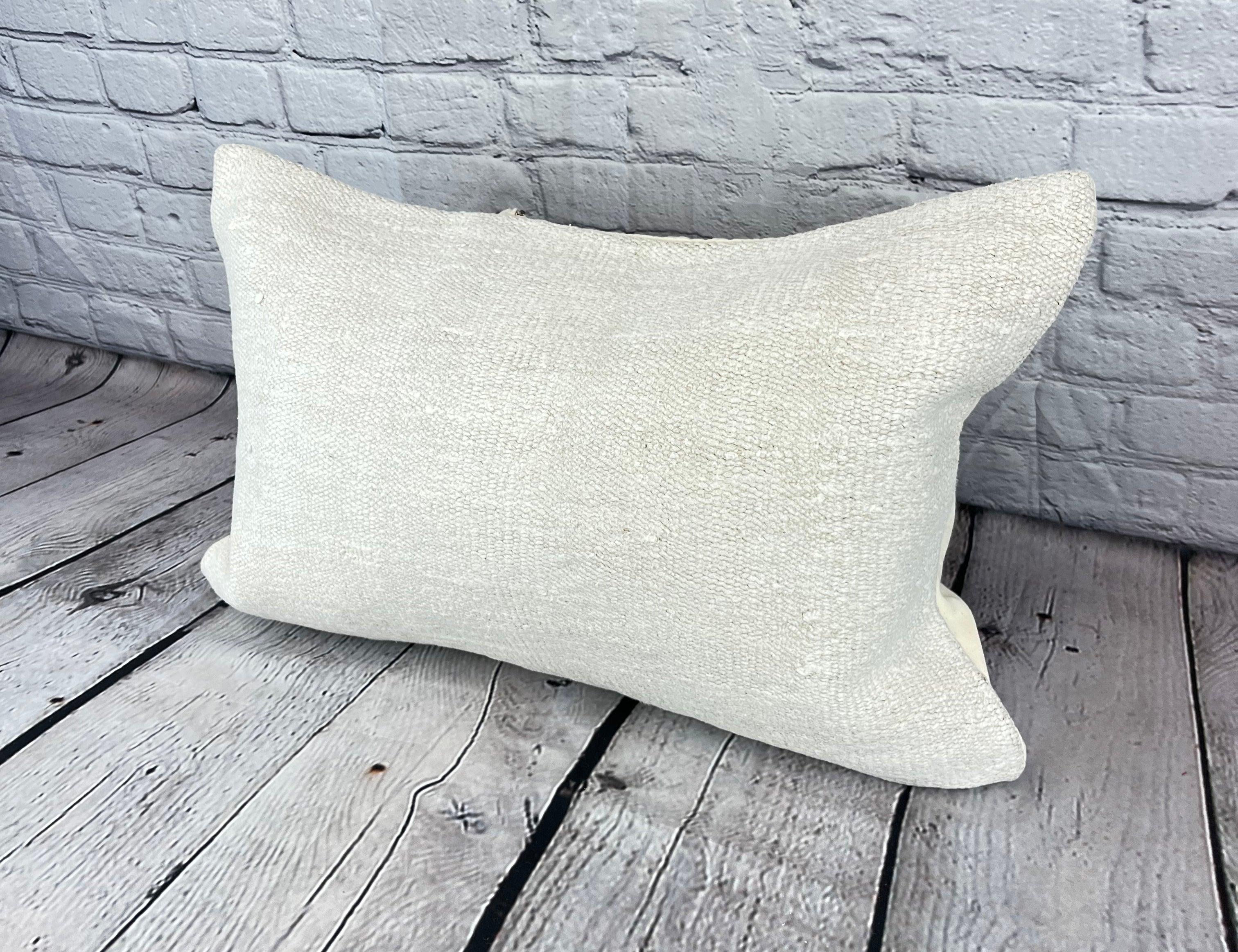 16 x 24 Cojín de Cáñamo Cojín Turco Funda de Cojín Blanco Natural #6168 Eleva la decoración de tu hogar con nuestro Cojín de Cáñamo Cojín Turco. Esta exquisita funda de almohada, meticulosamente tejida a mano, añade un toque de elegancia y