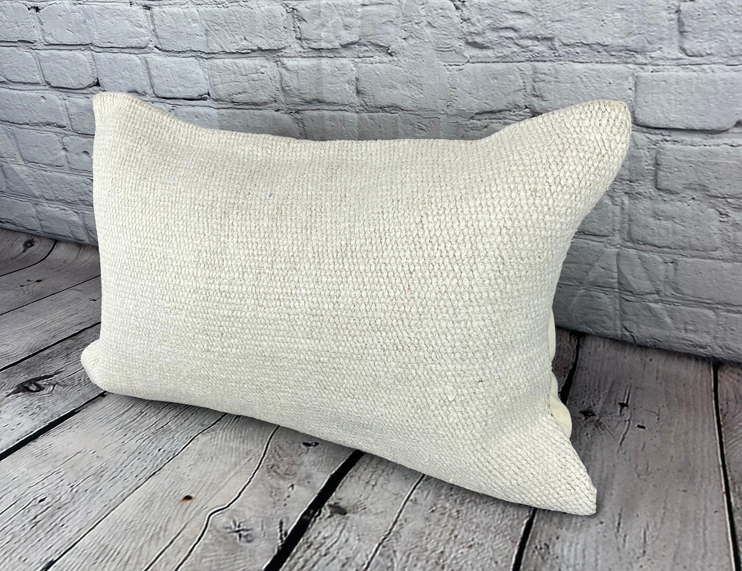 16 x 24 Hemp Pillow Turkish Cushion Natural White Pillow Cushion Cover #6169 Élevez votre décoration intérieure avec notre Hemp Pillow Turkish Cushion. Cette exquise housse de coussin, méticuleusement tissée à la main, ajoute une touche d'élégance