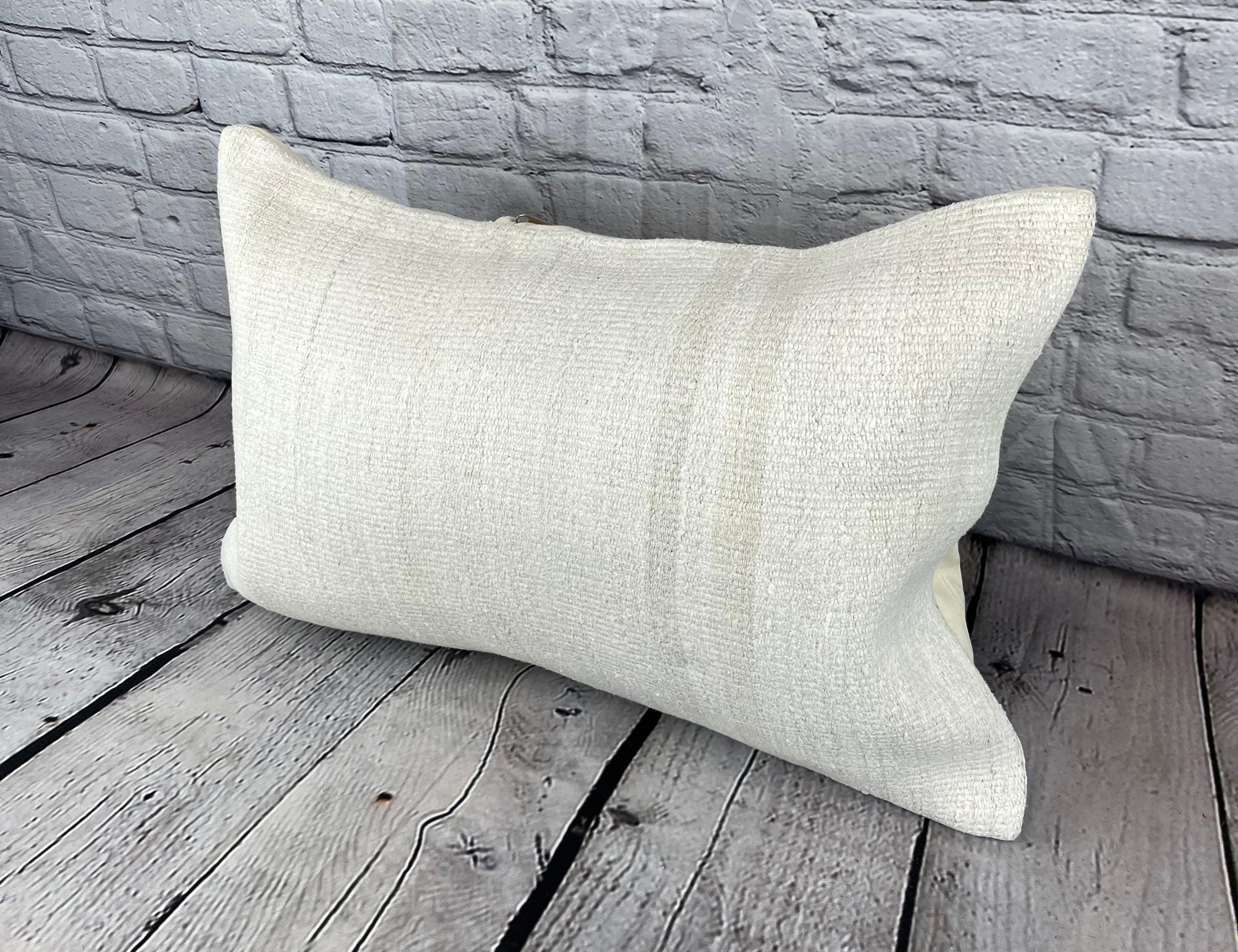 16 x 24 Cuscino in Canapa Cuscino Turco Nature Bianco Copricuscino #6170 Migliora l'arredamento della tua casa con il nostro Cuscino in Canapa Cuscino Turco. Questo squisito copricuscino, meticolosamente tessuto a mano, aggiunge un tocco di eleganza