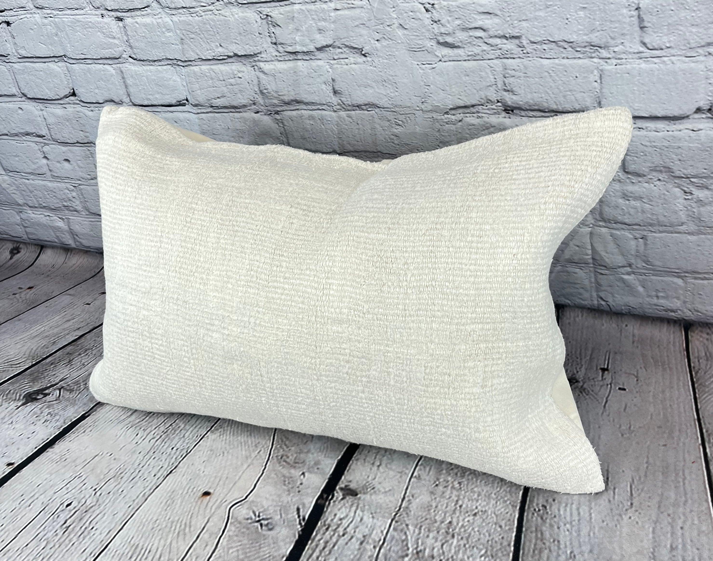 16 x 24 Hanf Kissen Türkisches Kissen Natürliches Weißes Kissen Kissenbezug #6172 Erhöhen Sie Ihr Heimdekor mit unserem Hanf Kissen Türkisches Kissen. Dieser exquisite, sorgfältig handgewebte Kissenbezug verleiht jedem Raum einen Hauch von Eleganz