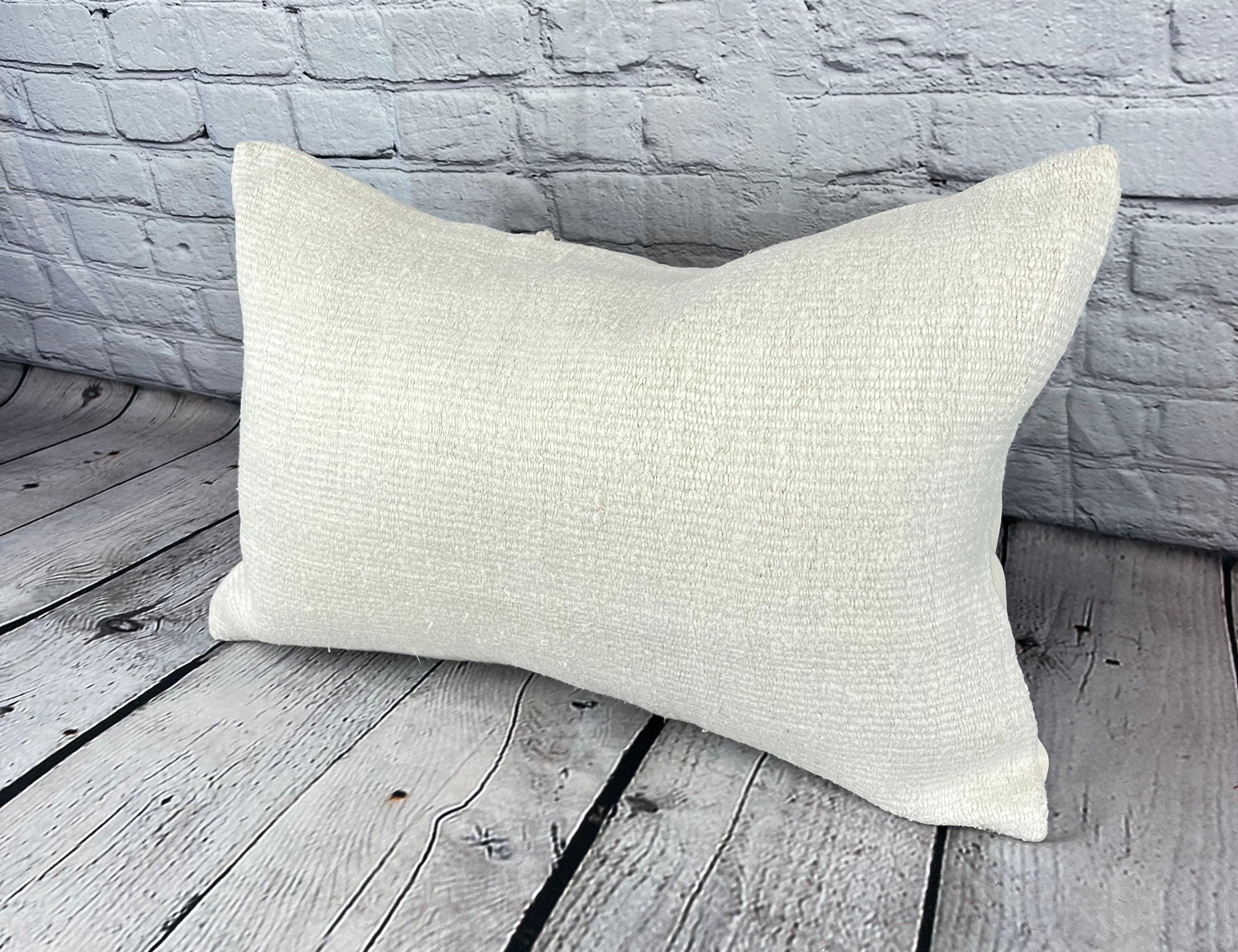16 x 24 Hanf Kissen Türkisches Kissen Natürliches Weißes Kissen Kissenbezug #6174 Erhöhen Sie Ihr Heimdekor mit unserem Hanf Kissen Türkisches Kissen. Dieser exquisite, sorgfältig handgewebte Kissenbezug verleiht jedem Raum einen Hauch von Eleganz