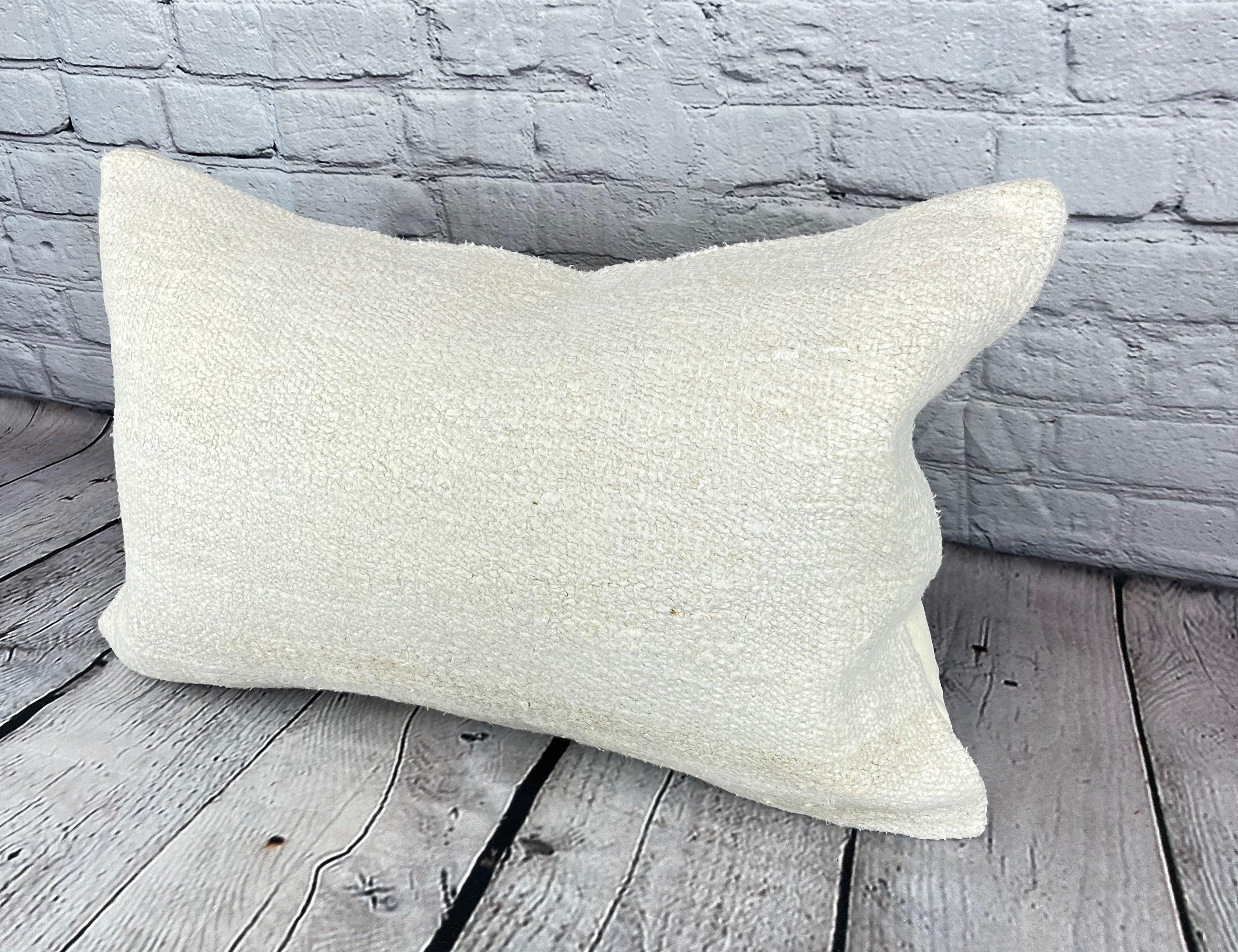 16 x 24 Hanf Kissen Türkisches Kissen Natürliches Weißes Kissen Kissenbezug #6175 Erhöhen Sie Ihr Heimdekor mit unserem Hanf Kissen Türkisches Kissen. Dieser exquisite, sorgfältig handgewebte Kissenbezug verleiht jedem Raum einen Hauch von Eleganz