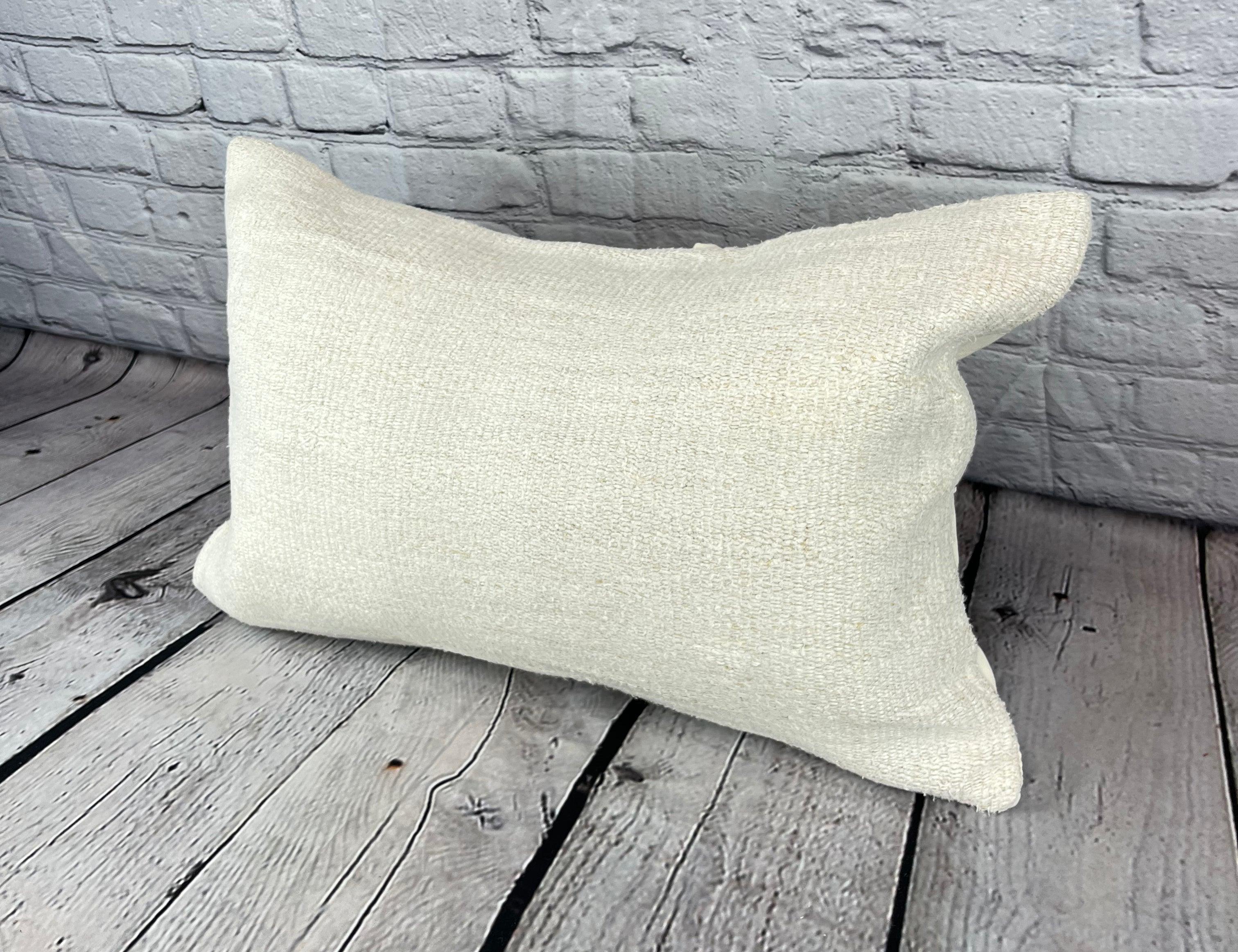16 x 24 Cuscino in Canapa Cuscino Turco Nature Bianco Copricuscino #6176 Migliora l'arredamento della tua casa con il nostro Cuscino in Canapa Cuscino Turco. Questo squisito copricuscino, meticolosamente tessuto a mano, aggiunge un tocco di eleganza