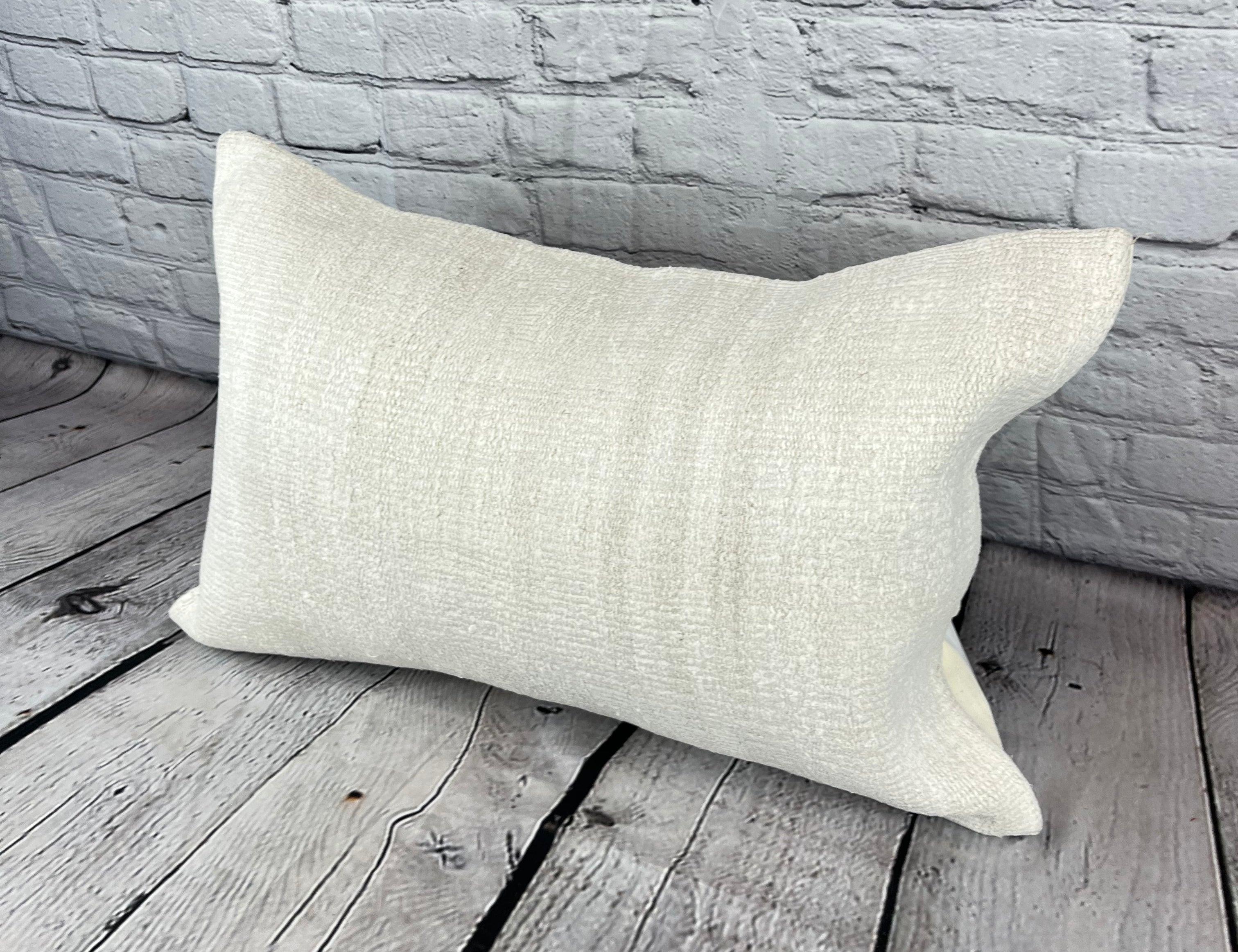 16 x 24 Almohada de cáñamo Cojín turco Funda de cojín blanco natural #6177 Eleva la decoración de tu hogar con nuestra Almohada de cáñamo Cojín turco. Esta exquisita funda de almohada, meticulosamente tejida a mano, añade un toque de elegancia y