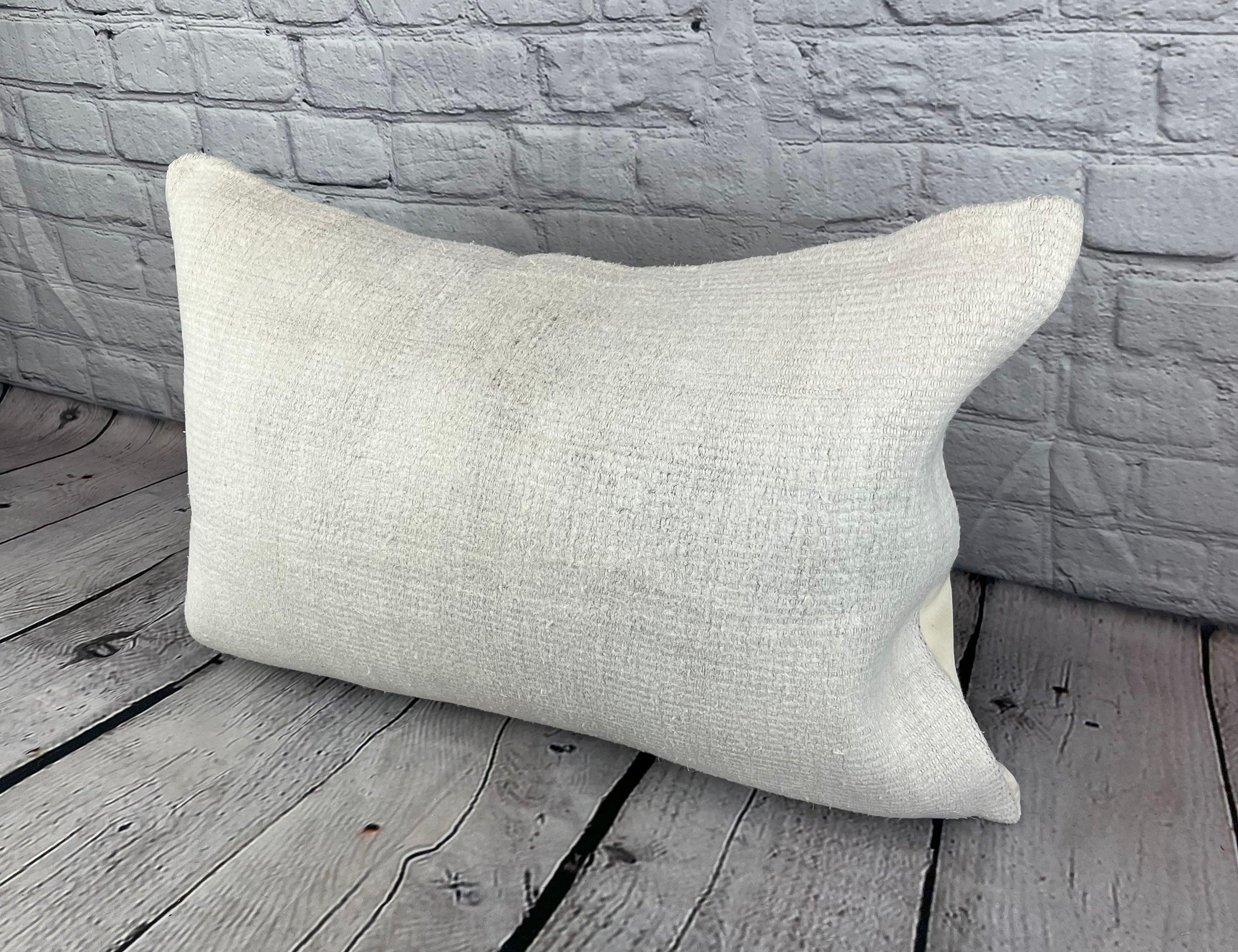 16 x 24 Cuscino in Canapa Cuscino Turco Nature Bianco Copricuscino #6179 Migliora l'arredamento della tua casa con il nostro Cuscino in Canapa Cuscino Turco. Questo squisito copricuscino, meticolosamente tessuto a mano, aggiunge un tocco di eleganza