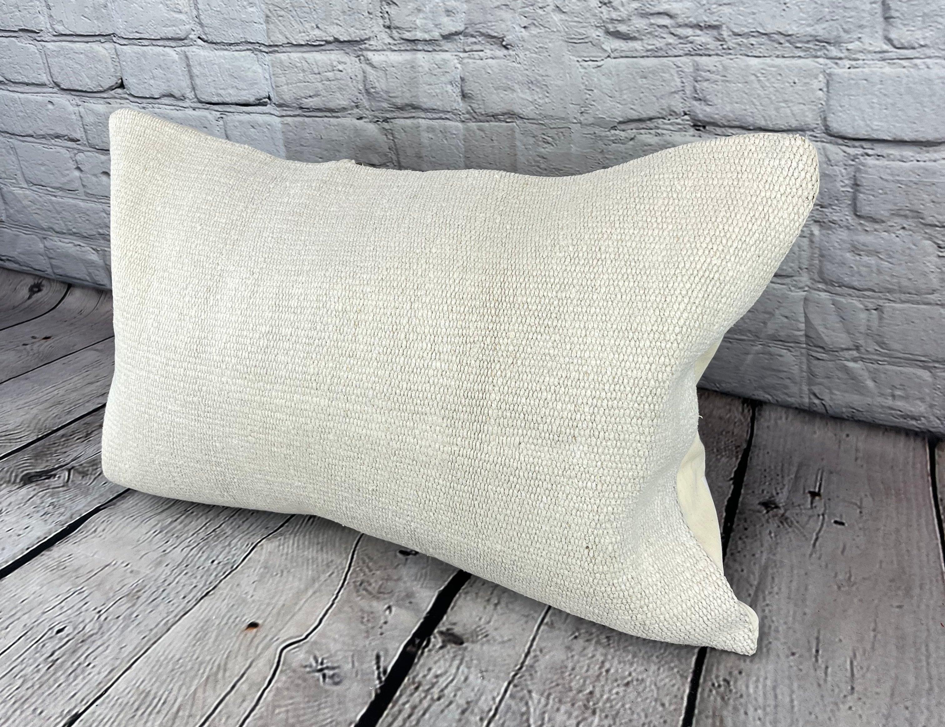 16 x 24 Hemp Pillow Turkish Cushion Natural White Pillow Cushion Cover #6180 Élevez votre décoration intérieure avec notre Hemp Pillow Turkish Cushion. Cette exquise housse de coussin, méticuleusement tissée à la main, ajoute une touche d'élégance