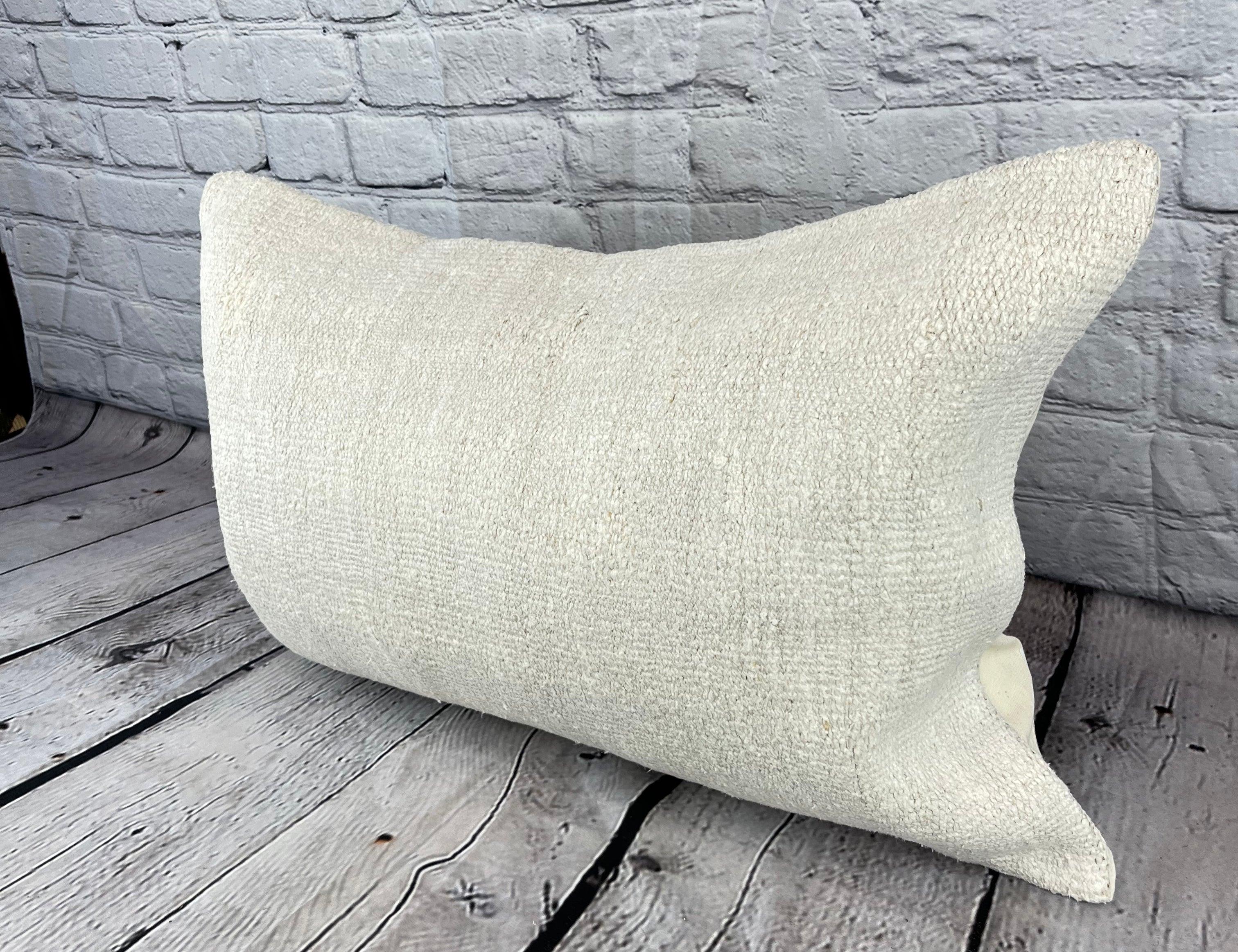 16 x 24 Hemp Pillow Turkish Cushion Natural White Pillow Cushion Cover #6181 Élevez votre décoration intérieure avec notre Hemp Pillow Turkish Cushion. Cette exquise housse de coussin, méticuleusement tissée à la main, ajoute une touche d'élégance