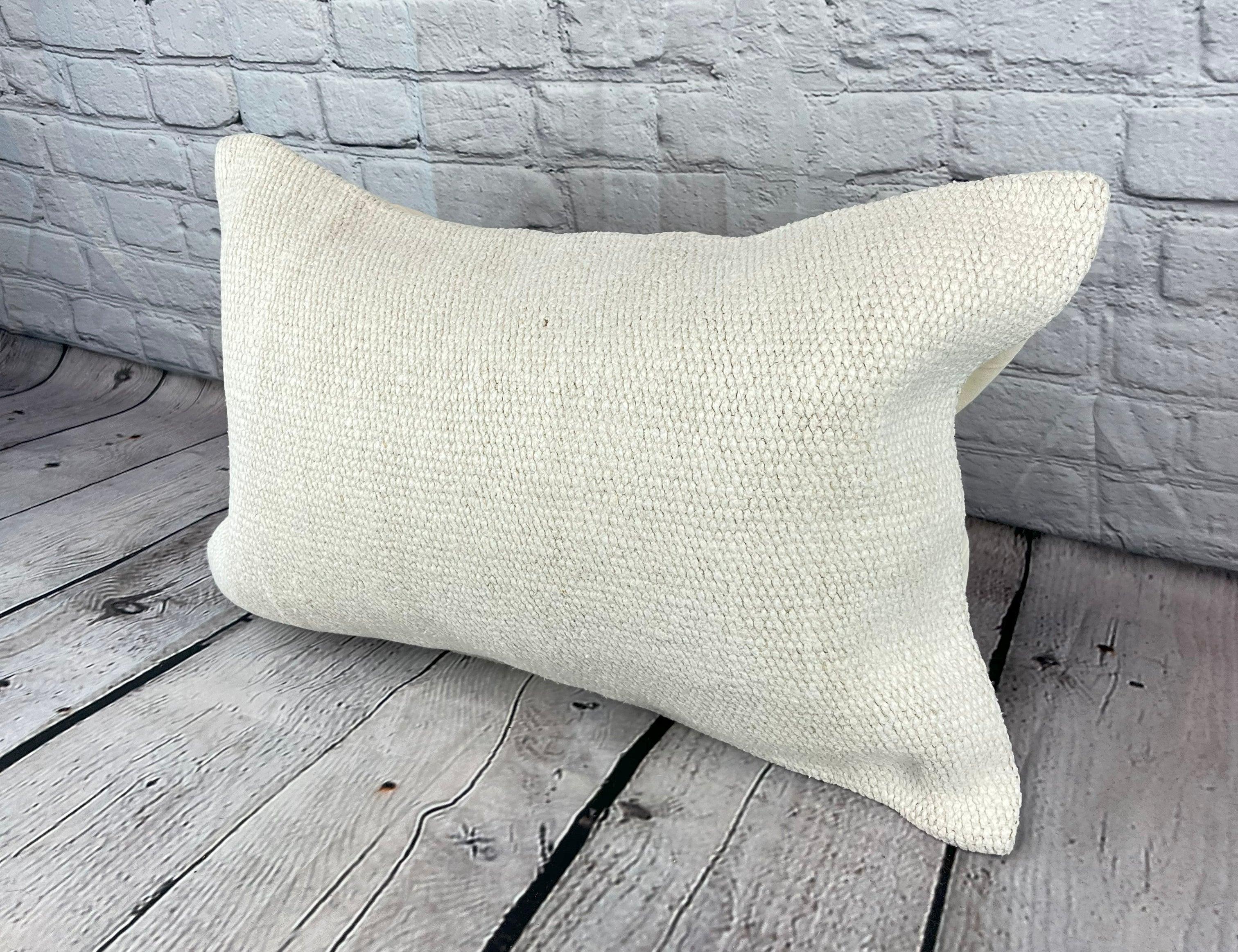 16 x 24 Cuscino in Canapa Cuscino Turco Nature Bianco Copricuscino #6183 Migliora l'arredamento della tua casa con il nostro Cuscino in Canapa Cuscino Turco. Questo squisito copricuscino, meticolosamente tessuto a mano, aggiunge un tocco di eleganza