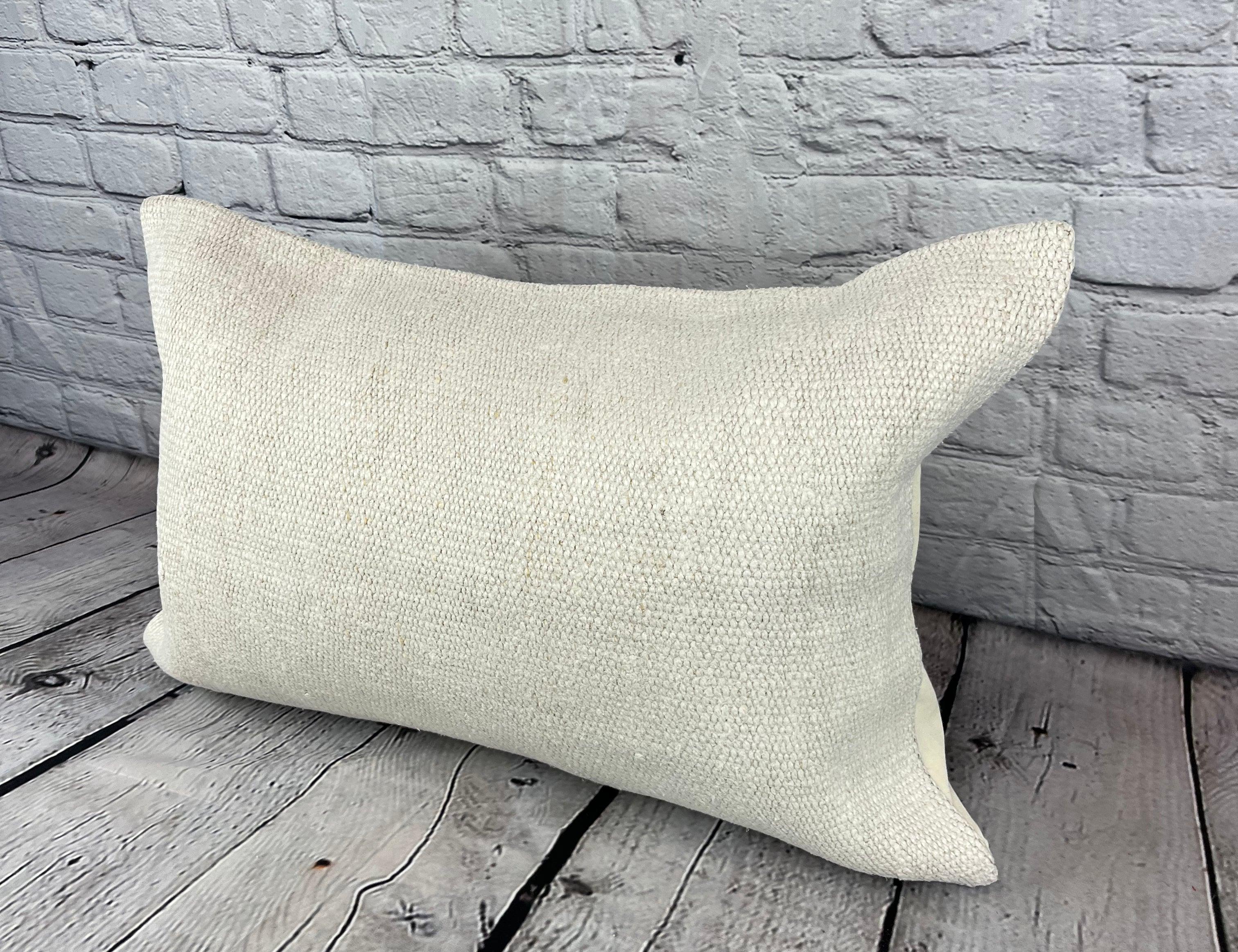 16 x 24 Cuscino in Canapa Cuscino Turco Nature Bianco Copricuscino #6188 Migliora l'arredamento della tua casa con il nostro Cuscino in Canapa Cuscino Turco. Questo squisito copricuscino, meticolosamente tessuto a mano, aggiunge un tocco di eleganza