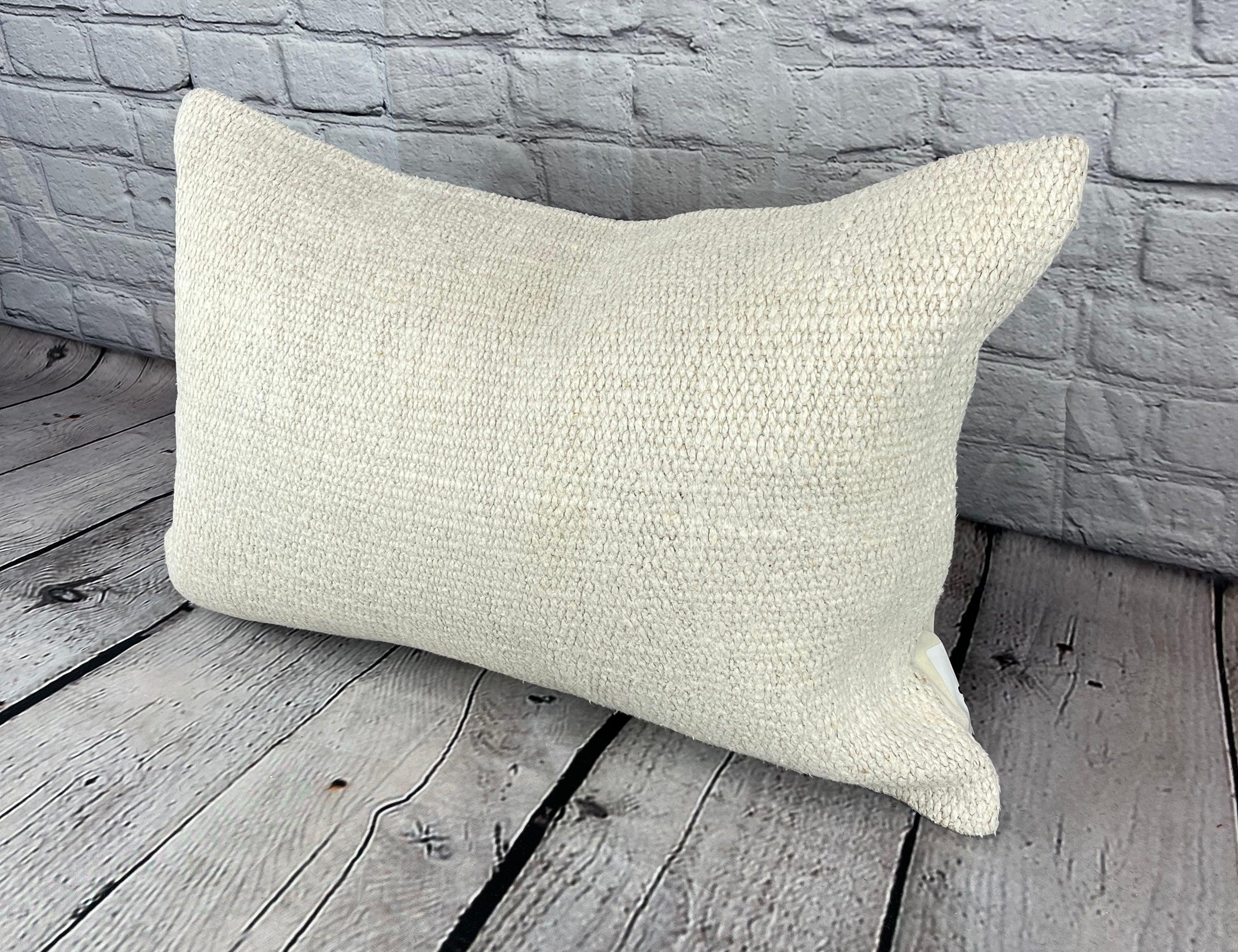 16 x 24 Cuscino in Canapa Cuscino Turco Nature Bianco Copricuscino #6189 Migliora l'arredamento della tua casa con il nostro Cuscino in Canapa Cuscino Turco. Questo squisito copricuscino, meticolosamente tessuto a mano, aggiunge un tocco di eleganza