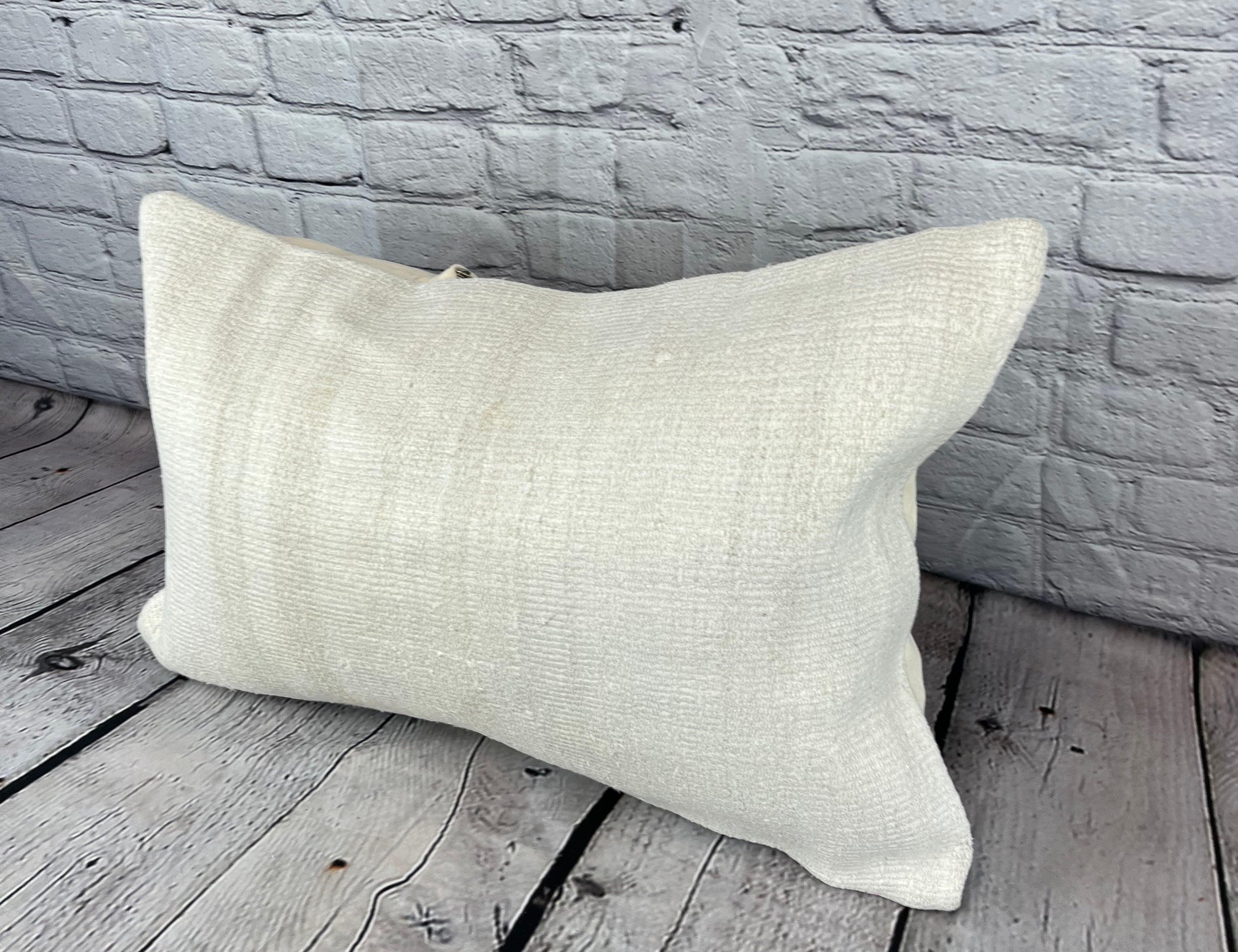 16 x 24 Hanf Kissen Türkisches Kissen Natürliches Weißes Kissen Kissenbezug #6191 Erhöhen Sie Ihre Wohnkultur mit unserem Hanf Kissen Türkisches Kissen. Dieser exquisite, sorgfältig handgewebte Kissenbezug verleiht jedem Raum einen Hauch von Eleganz