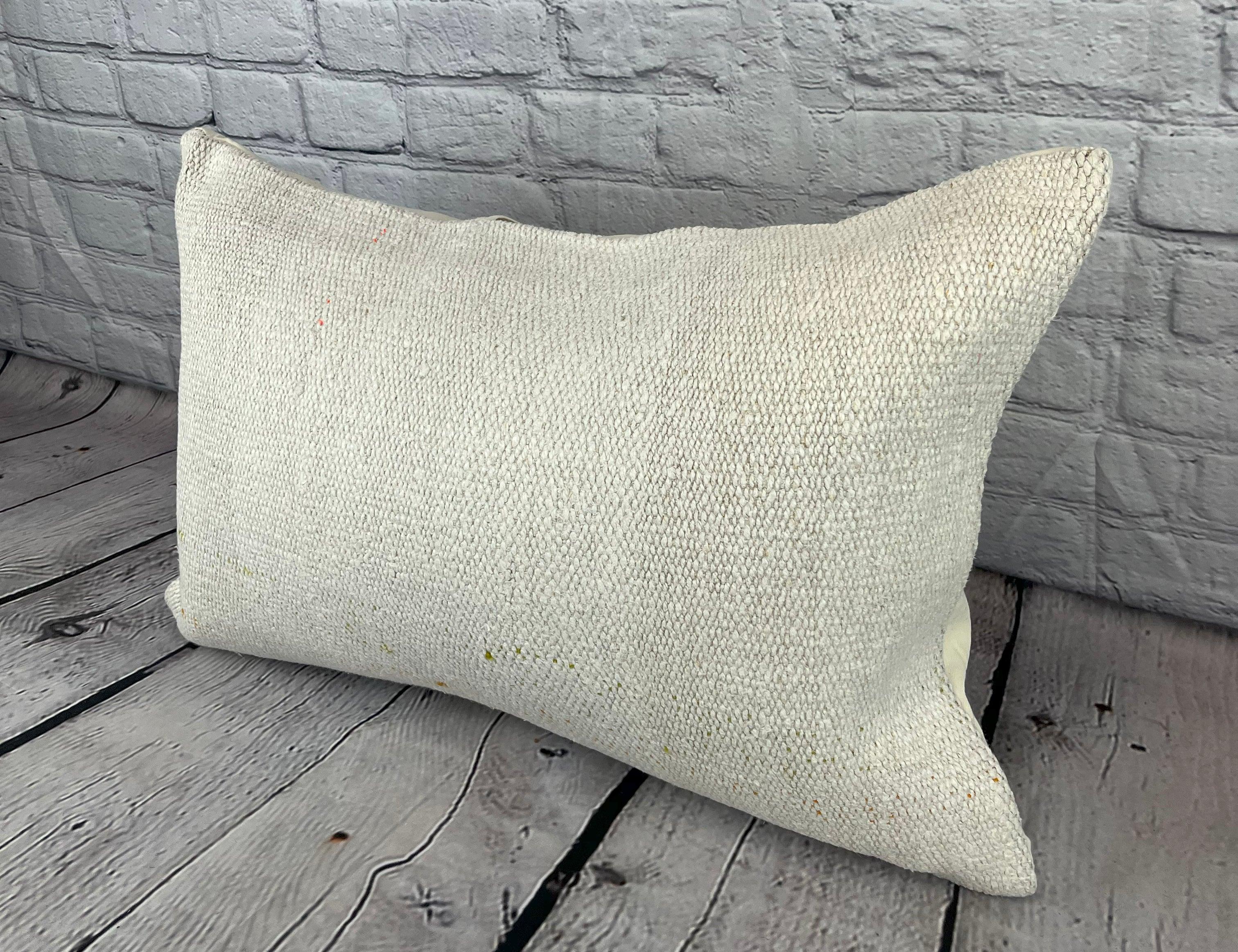 16 x 24 Cuscino in Canapa Cuscino Turco Nature Bianco Copricuscino #6196 Migliora l'arredamento della tua casa con il nostro Cuscino in Canapa Cuscino Turco. Questo squisito copricuscino, meticolosamente tessuto a mano, aggiunge un tocco di eleganza