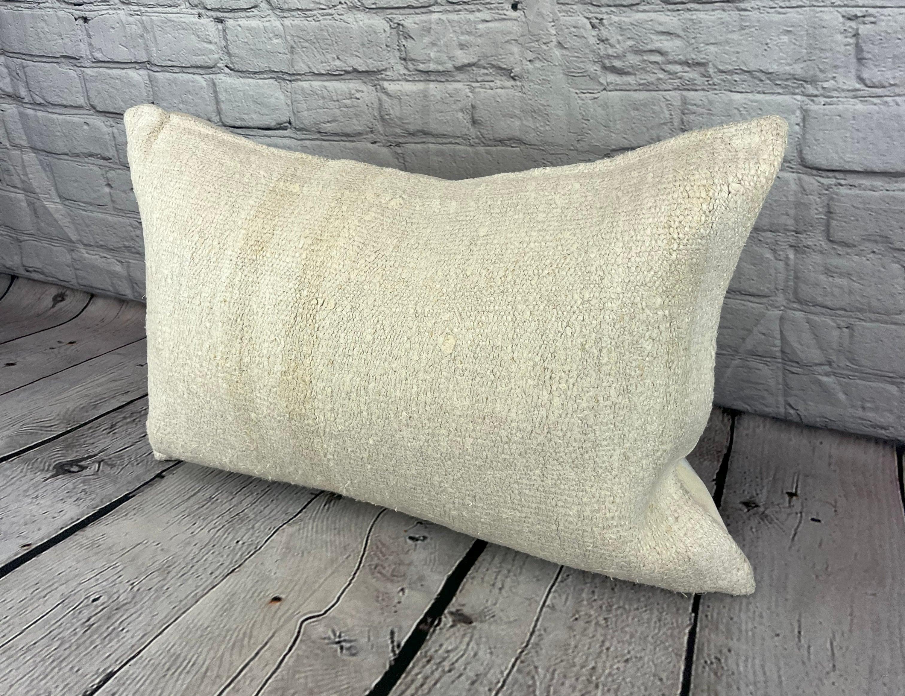 16 x 24 Cuscino in Canapa Cuscino Turco Nature Bianco Copricuscino #6197 Migliora l'arredamento della tua casa con il nostro Cuscino in Canapa Turco. Questo squisito copricuscino, meticolosamente tessuto a mano, aggiunge un tocco di eleganza e