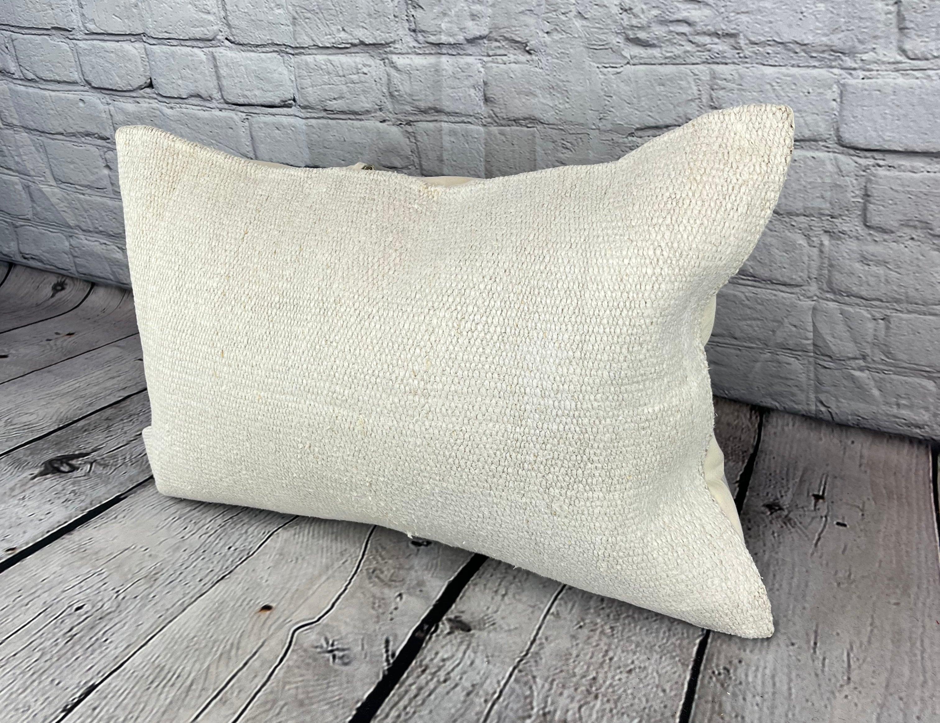 16 x 24 Cuscino in Canapa Cuscino Turco Nature Bianco Copricuscino #6203 Migliora l'arredamento della tua casa con il nostro Cuscino in Canapa Cuscino Turco. Questo squisito copricuscino, meticolosamente tessuto a mano, aggiunge un tocco di eleganza