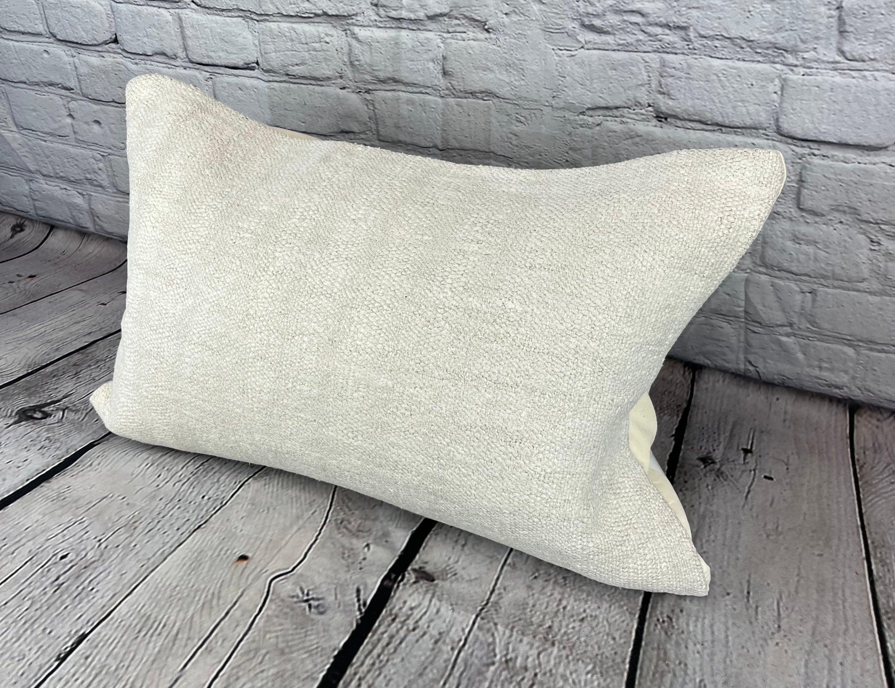 16 x 24 Hemp Pillow Turkish Cushion Natural White Pillow Cushion Cover #6204 Élevez votre décoration intérieure avec notre Hemp Pillow Turkish Cushion. Cette exquise housse de coussin, méticuleusement tissée à la main, ajoute une touche d'élégance