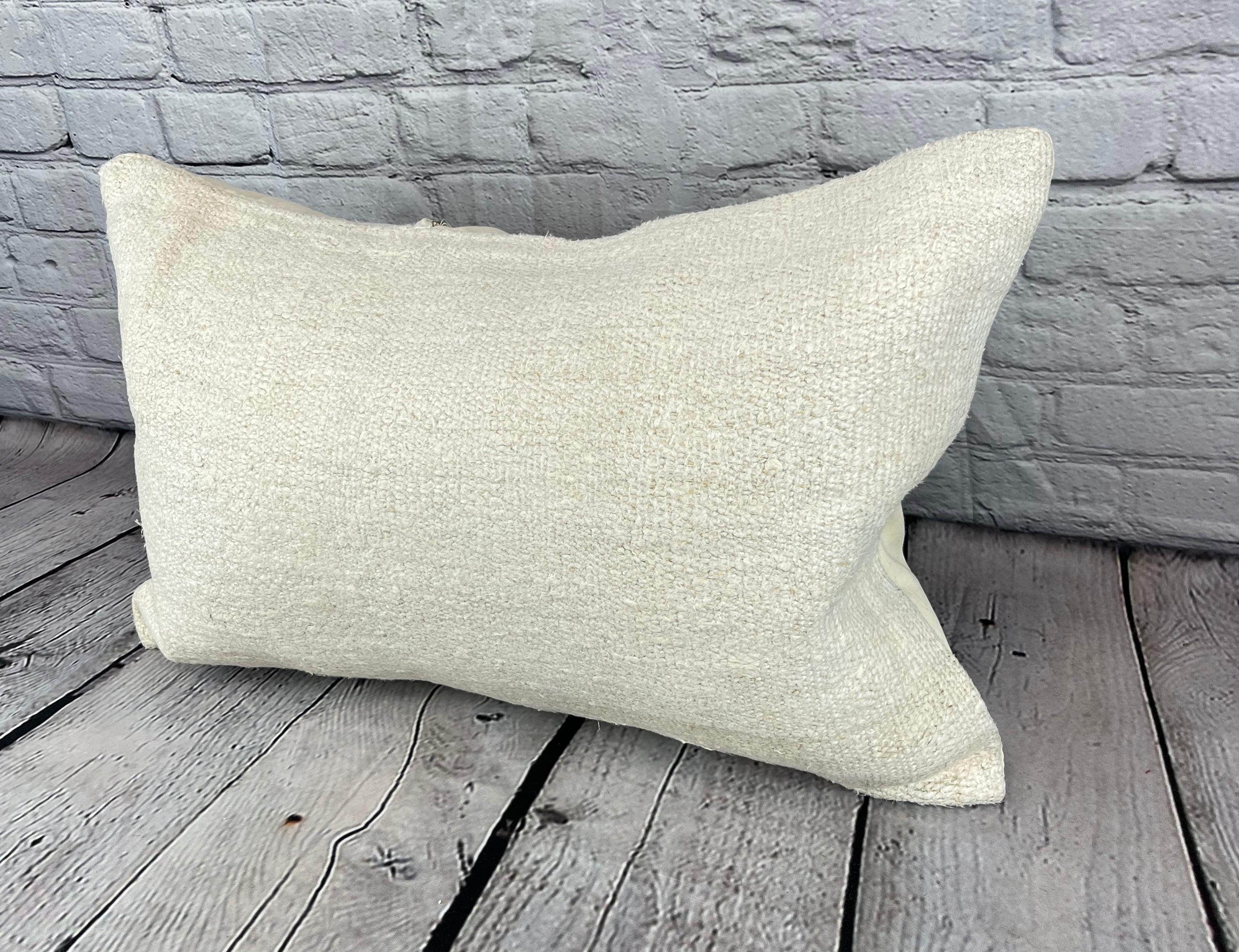 16 x 24 Cuscino in Canapa Cuscino Turco Nature Bianco Copricuscino #6206 Migliora l'arredamento della tua casa con il nostro Cuscino in Canapa Cuscino Turco. Questo squisito copricuscino, meticolosamente tessuto a mano, aggiunge un tocco di eleganza