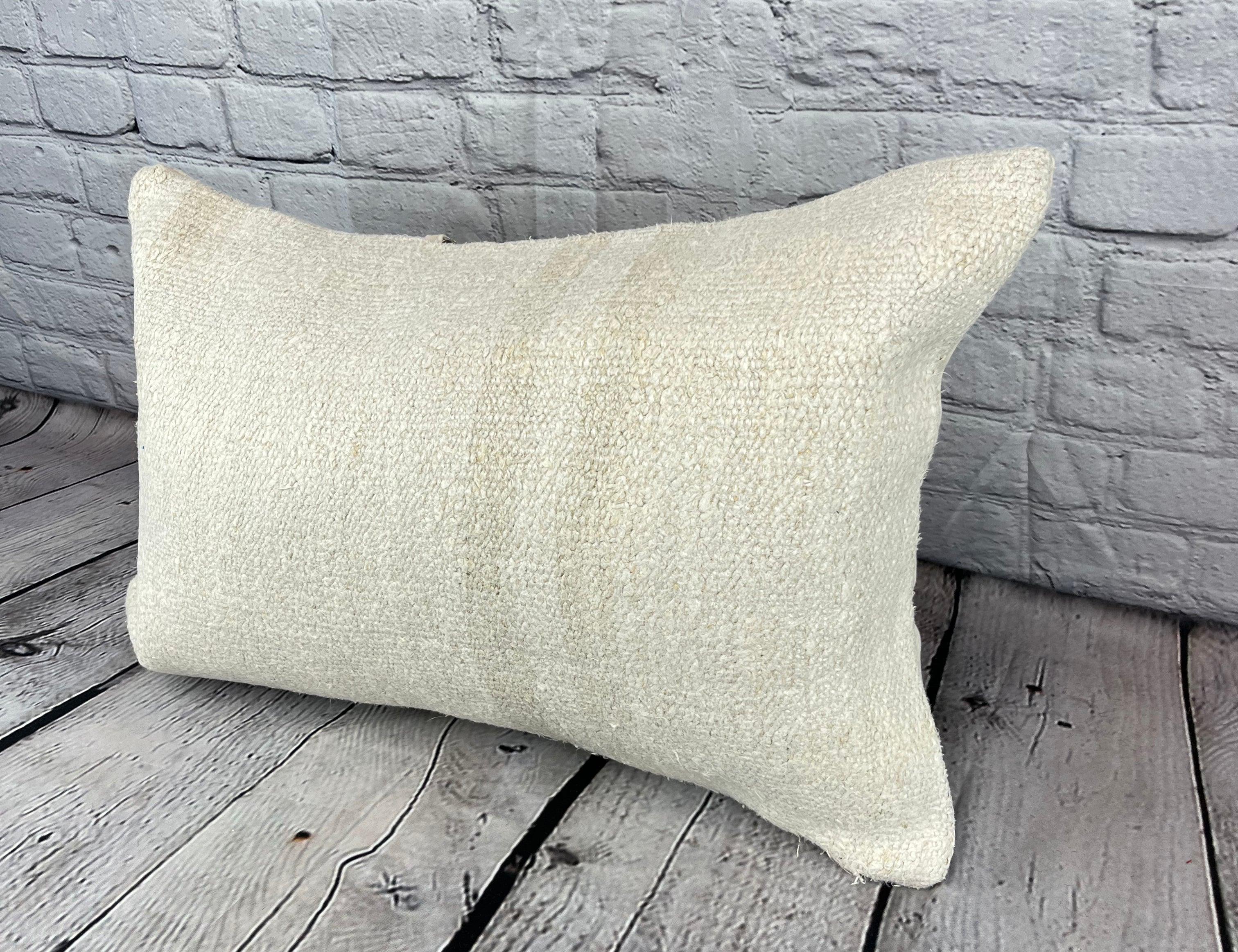 16 x 24 Cojín de Cáñamo Cojín Turco Funda de Cojín Blanco Natural #6207 Eleva la decoración de tu hogar con nuestro Cojín de Cáñamo Cojín Turco. Esta exquisita funda de almohada, meticulosamente tejida a mano, añade un toque de elegancia y
