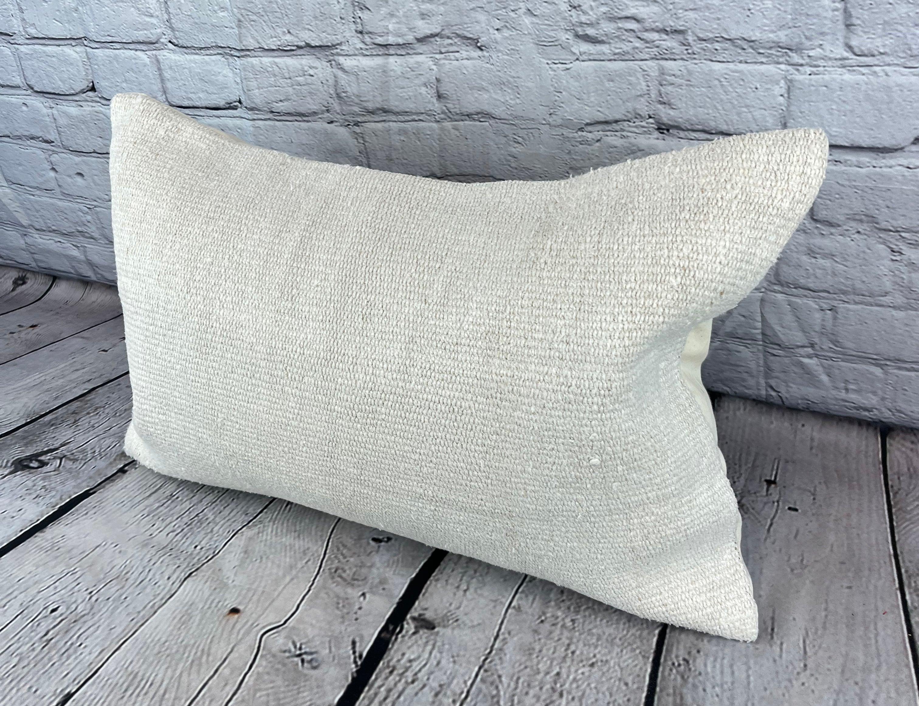 16 x 24 Hanf Kissen Türkisches Kissen Natürliches Weißes Kissen Kissenbezug #7741 Erhöhen Sie Ihr Heimdekor mit unserem Hanf Kissen Türkisches Kissen. Dieser exquisite, sorgfältig handgewebte Kissenbezug verleiht jedem Raum einen Hauch von Eleganz