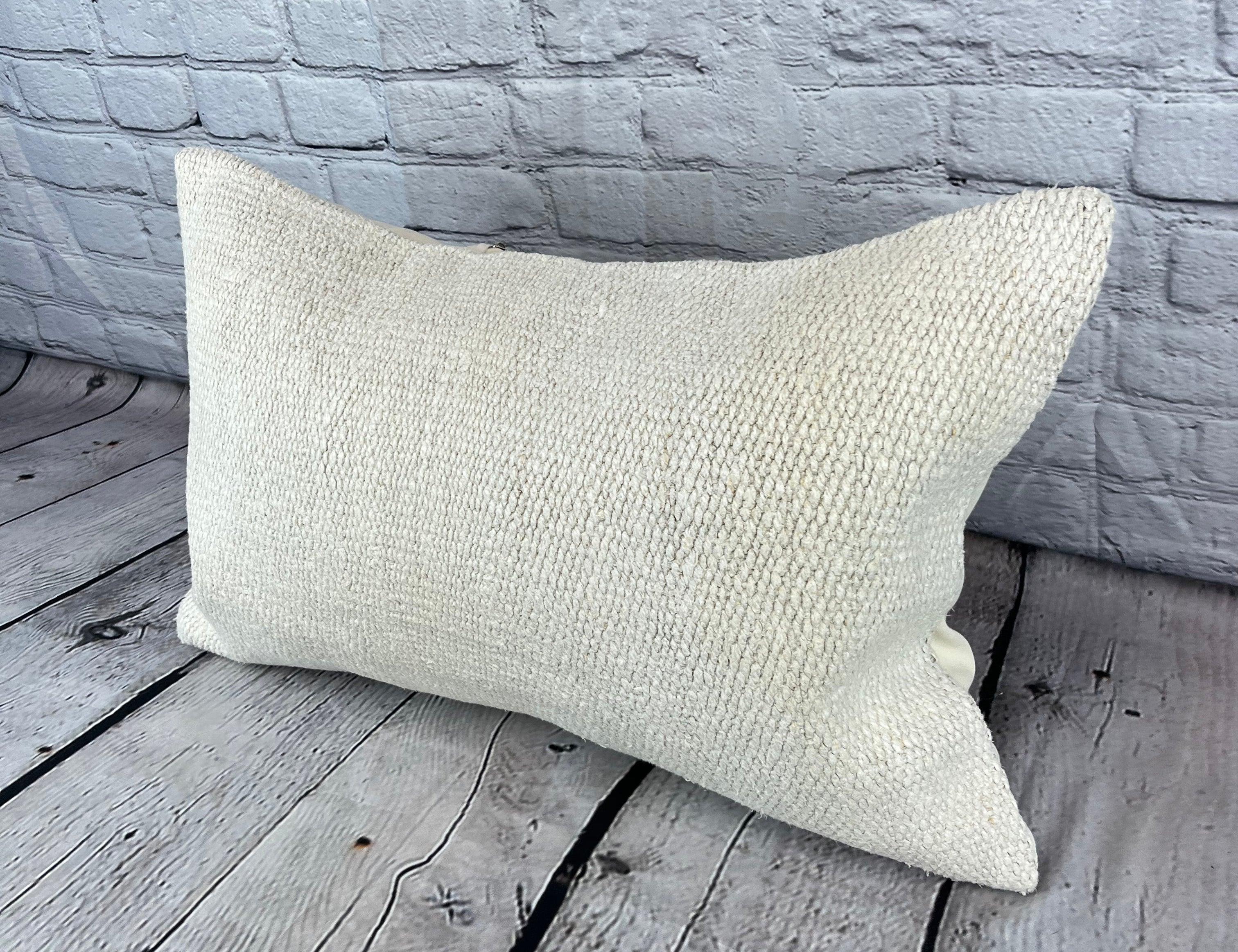 16 x 24 Hanf-Kissen Türkisches Kissen Natürliches Weißes Kissen Kissenbezug #7742 Werten Sie Ihr Zuhause mit unserem Hanf-Kissen Türkisches Kissen auf. Dieser exquisite, sorgfältig handgewebte Kissenbezug verleiht jedem Raum einen Hauch von Eleganz
