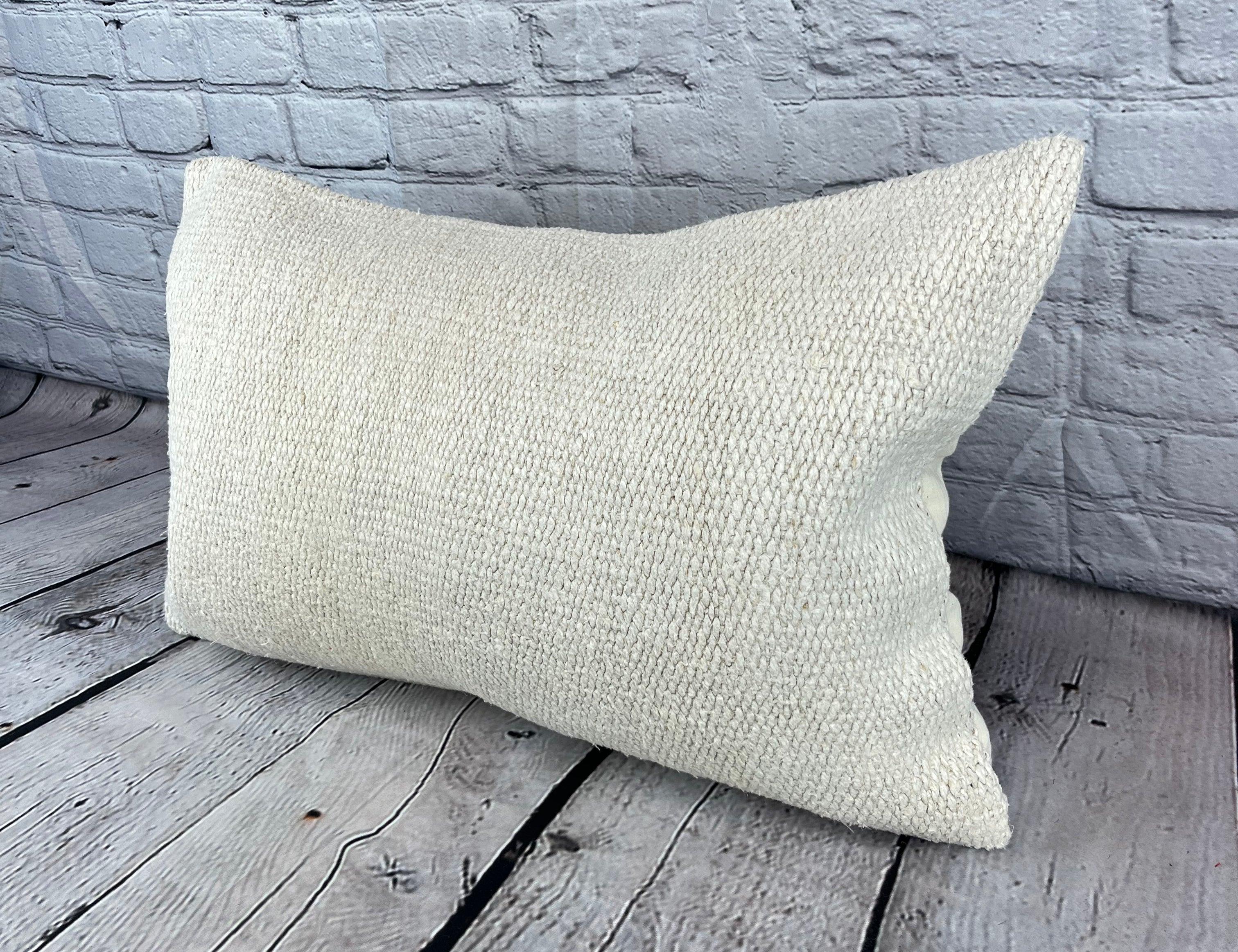 16 x 24 Cojín Turco Almohada de Cáñamo Funda de Cojín Blanco Natural #7743 Eleva la decoración de tu hogar con nuestro Cojín Turco Almohada de Cáñamo. Esta exquisita funda de almohada, meticulosamente tejida a mano, añade un toque de elegancia y