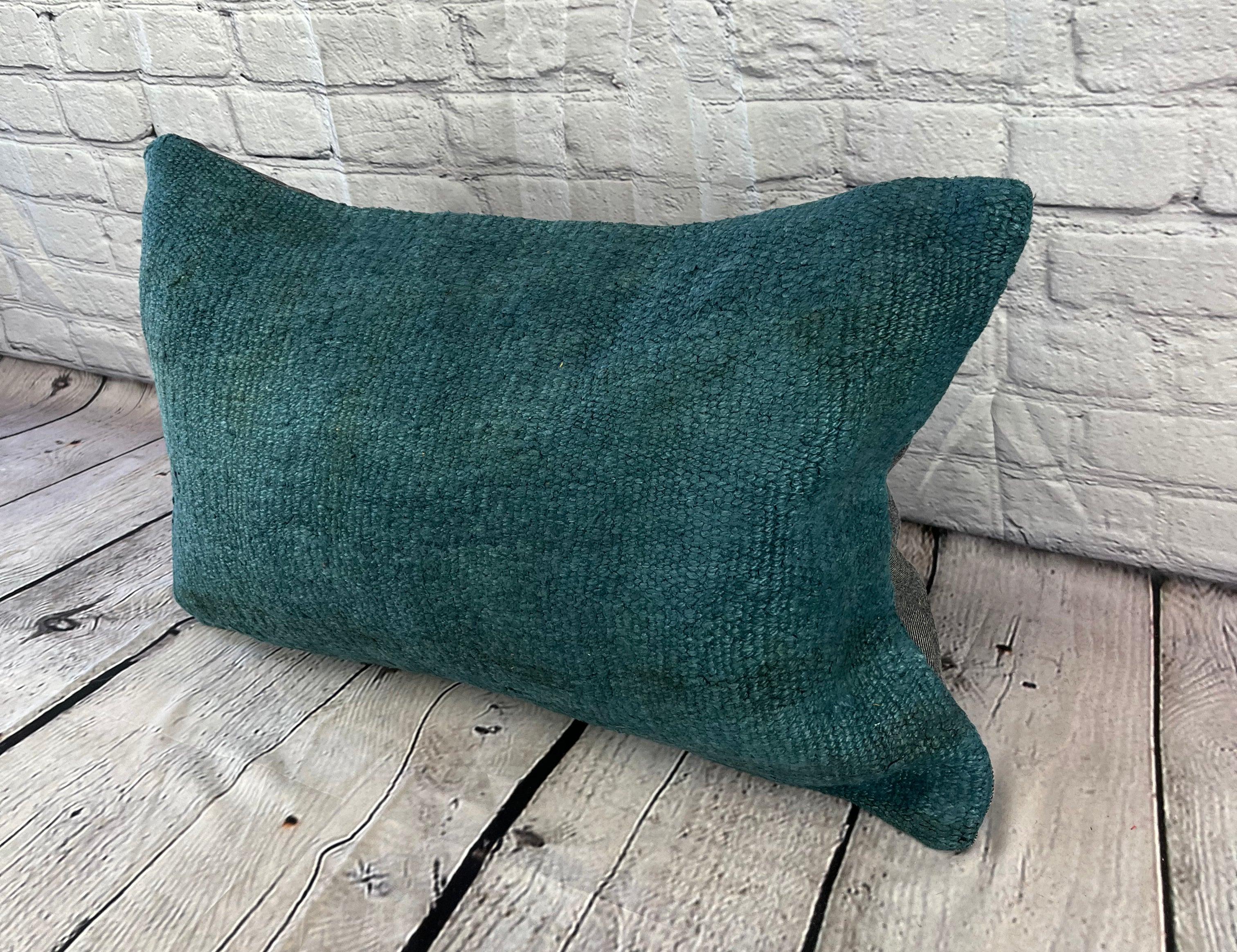 16 x 24 Hemp Pillow Turkish Cushion Natural Grayish Blue Pillow Cushion Cover #6401 Élevez votre décoration intérieure avec notre Hemp Pillow Turkish Cushion. Cette exquise housse de coussin, méticuleusement tissée à la main, ajoute une touche