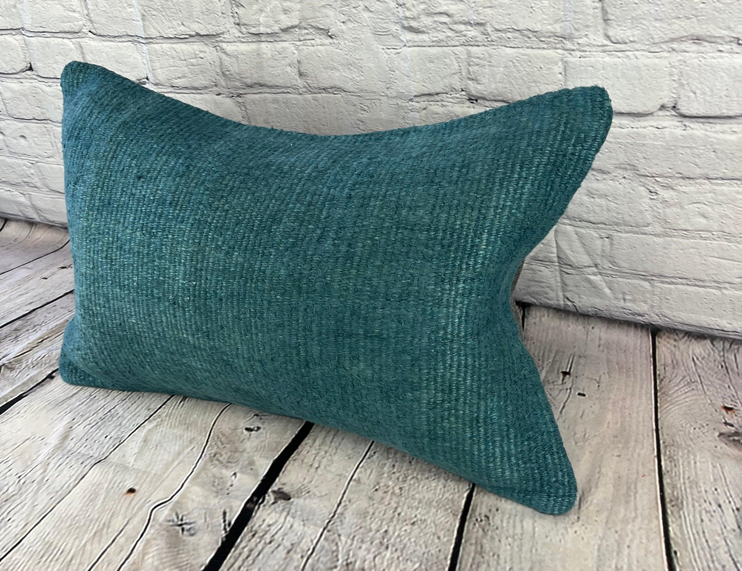 16 x 24 Hemp Pillow Turkish Cushion Natural Grayish Blue Pillow Cushion Cover #6403 Élevez votre décoration intérieure avec notre Hemp Pillow Turkish Cushion. Cette exquise housse de coussin, méticuleusement tissée à la main, ajoute une touche