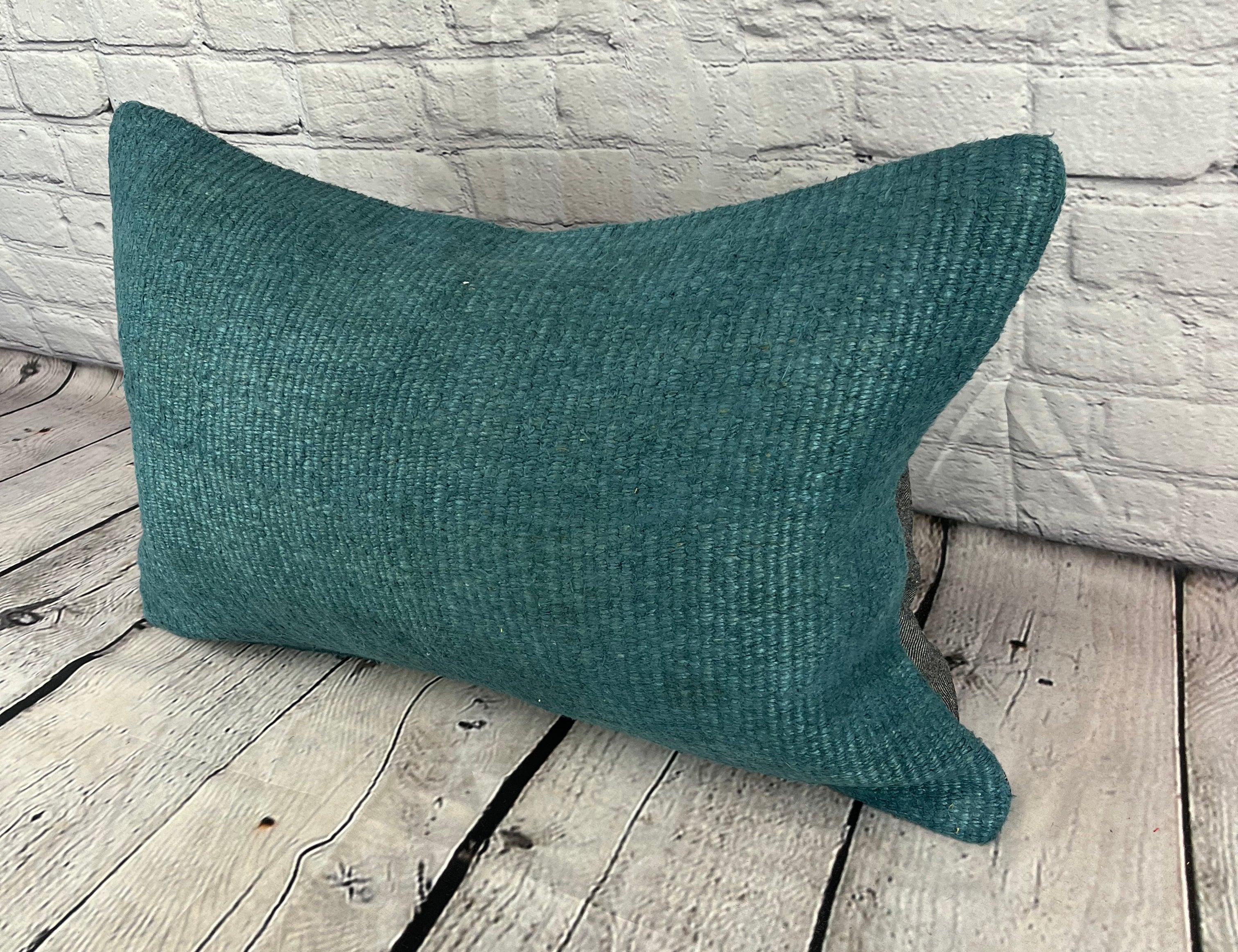 16 x 24 Hanfkissen Türkisches Kissen Natürliches graublaues Kissen Kissenbezug #6405 Erhöhen Sie Ihre Wohnkultur mit unserem Hanfkissen Türkisches Kissen. Dieser exquisite, sorgfältig handgewebte Kissenbezug verleiht jedem Raum einen Hauch von