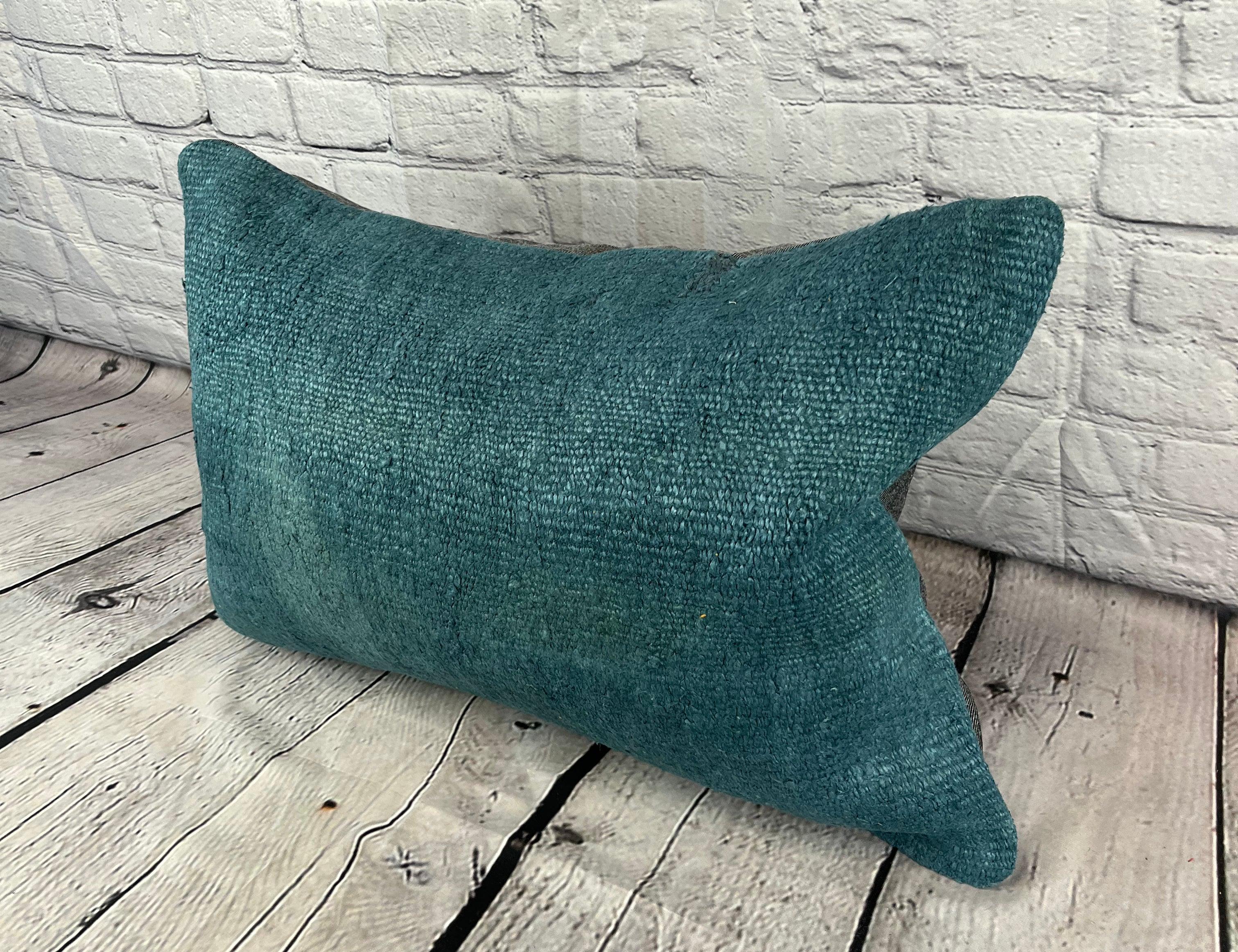 16 x 24 Hanfkissen Türkisches Kissen Natürliches graublaues Kissen Kissenbezug #6407 Erhöhen Sie Ihr Heimdekor mit unserem Hanfkissen Türkisches Kissen. Dieser exquisite, sorgfältig handgewebte Kissenbezug verleiht jedem Raum einen Hauch von Eleganz