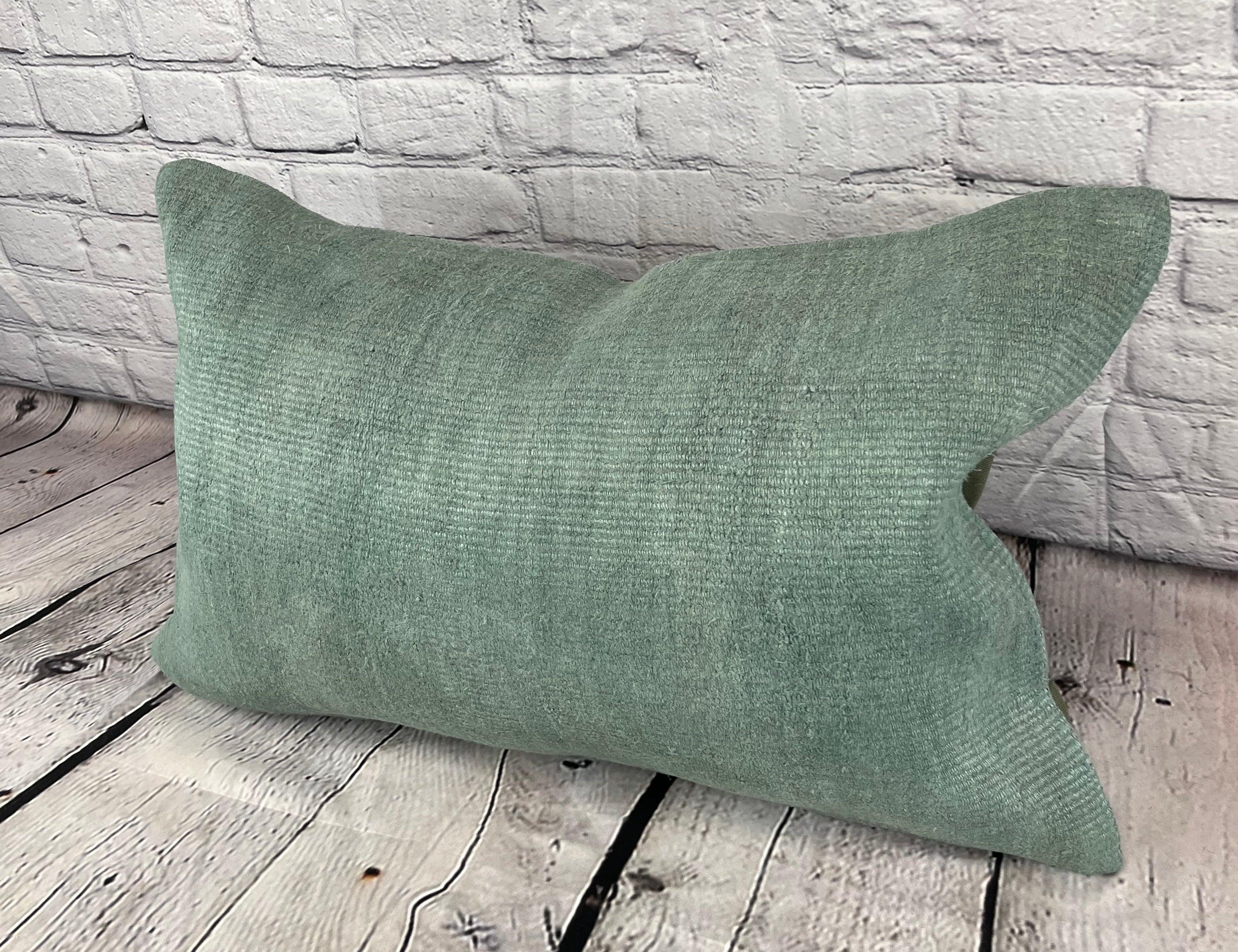 16 x 24 Hemp Pillow Turkish Cushion Natural Spanish Green Pillow Cushion Cover #6026 Élevez votre décoration intérieure avec notre Hemp Pillow Turkish Cushion. Cette exquise housse de coussin, méticuleusement tissée à la main, ajoute une touche