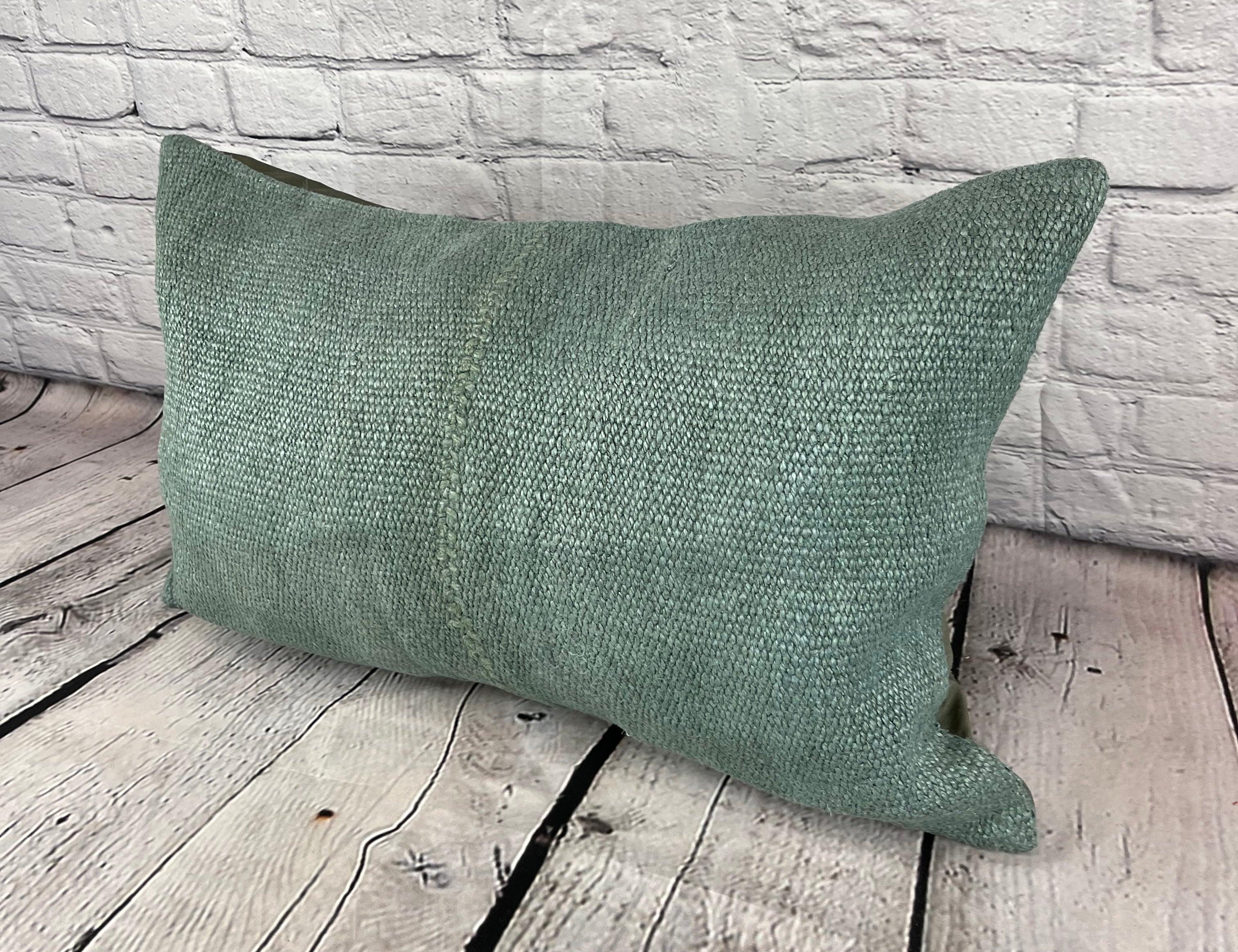 16 x 24 Hanf Kissen Türkisches Kissen Natürliches Spanisches Grünes Kissen Kissenbezug #6029 Erhöhen Sie Ihr Heimdekor mit unserem Hanf Kissen Türkisches Kissen. Dieser exquisite, sorgfältig handgewebte Kissenbezug verleiht jedem Raum einen Hauch