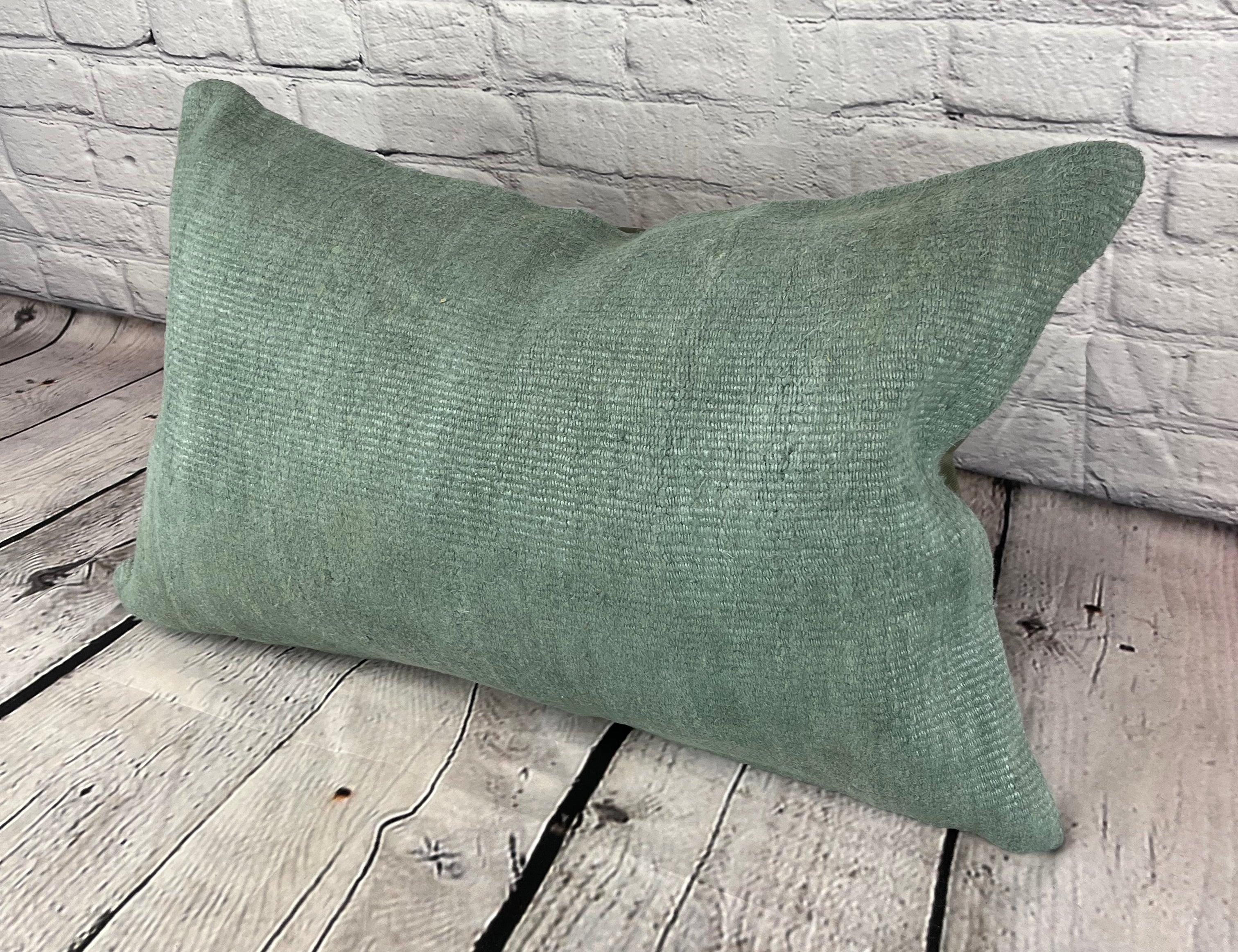16 x 24 Hanf Kissen Türkisches Kissen Natürliches Spanisches Grünes Kissen Kissenbezug #6039 Erhöhen Sie Ihr Heimdekor mit unserem Hanf Kissen Türkisches Kissen. Dieser exquisite, sorgfältig handgewebte Kissenbezug verleiht jedem Raum einen Hauch