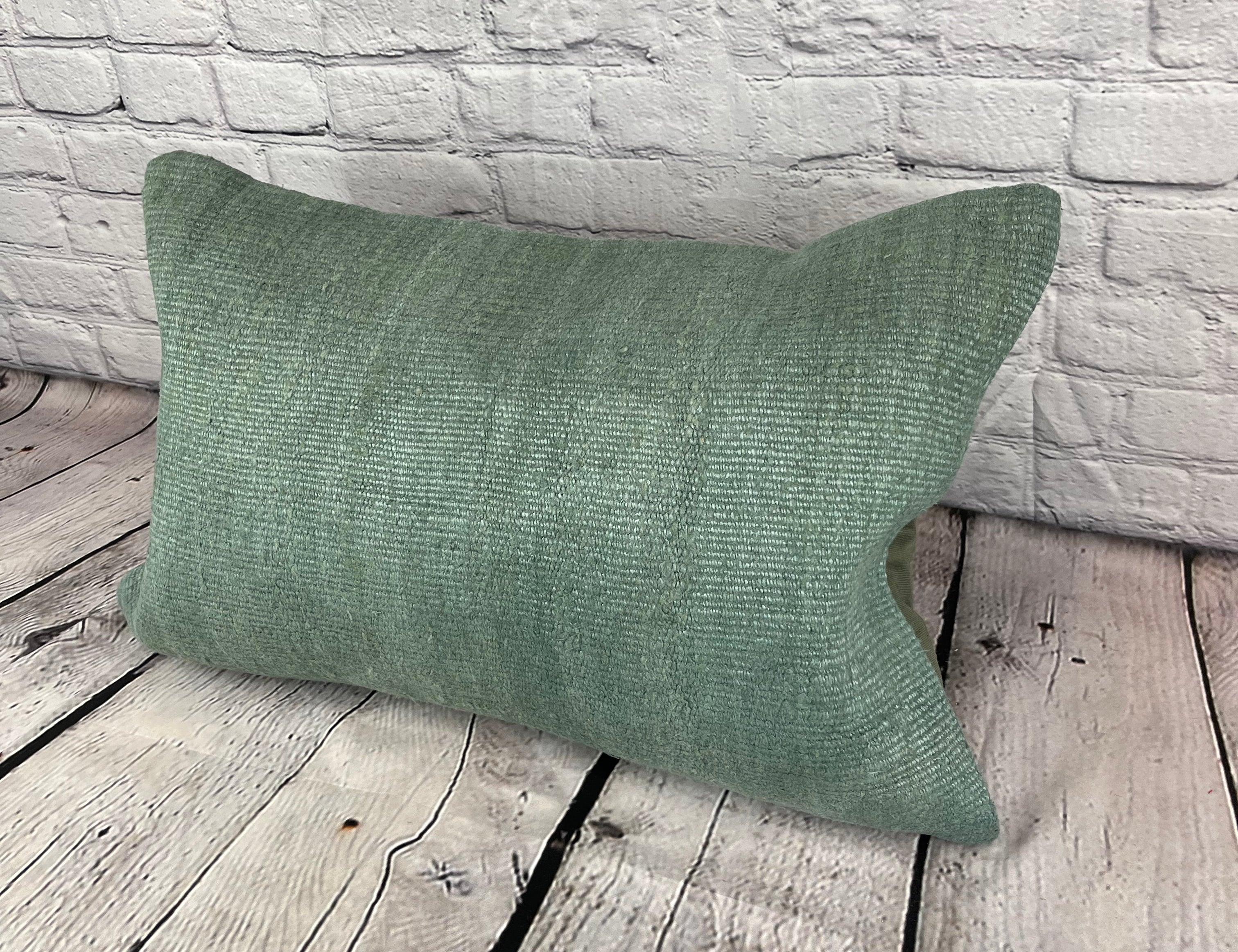 16 x 24 Hanf Kissen Türkisches Kissen Natürliches Spanisches Grünes Kissen Kissenbezug #6040 Erhöhen Sie Ihr Heimdekor mit unserem Hanf Kissen Türkisches Kissen. Dieser exquisite, sorgfältig handgewebte Kissenbezug verleiht jedem Raum einen Hauch