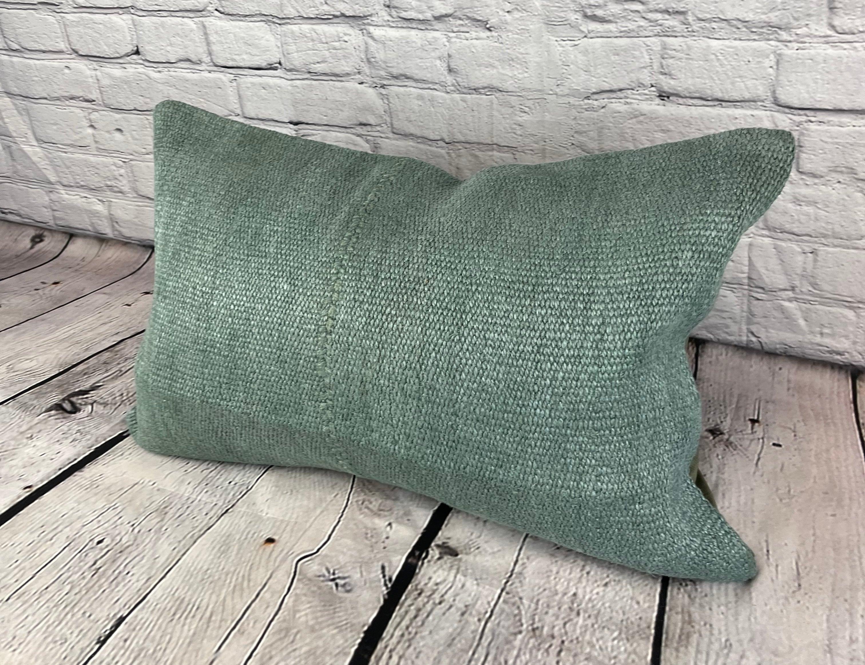 16 x 24 Hemp Pillow Turkish Cushion Natural Spanish Green Pillow Cushion Cover #6041 Élevez votre décoration intérieure avec notre Hemp Pillow Turkish Cushion. Cette exquise housse de coussin, méticuleusement tissée à la main, ajoute une touche