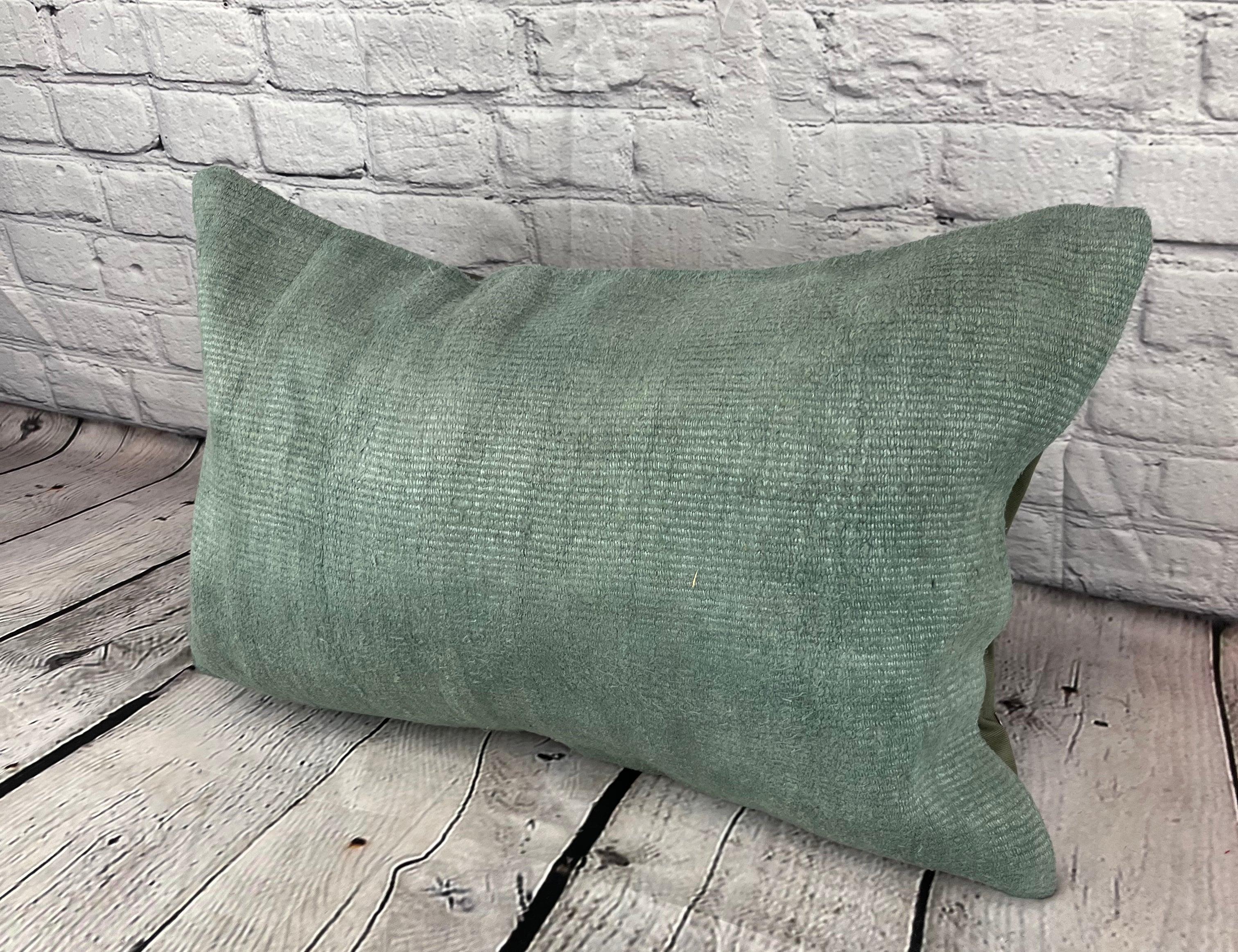 16 x 24 Hanf Kissen Türkisches Kissen Natürliches Spanisches Grünes Kissen Kissenbezug #6045 Erhöhen Sie Ihr Heimdekor mit unserem Hanf Kissen Türkisches Kissen. Dieser exquisite, sorgfältig handgewebte Kissenbezug verleiht jedem Raum einen Hauch