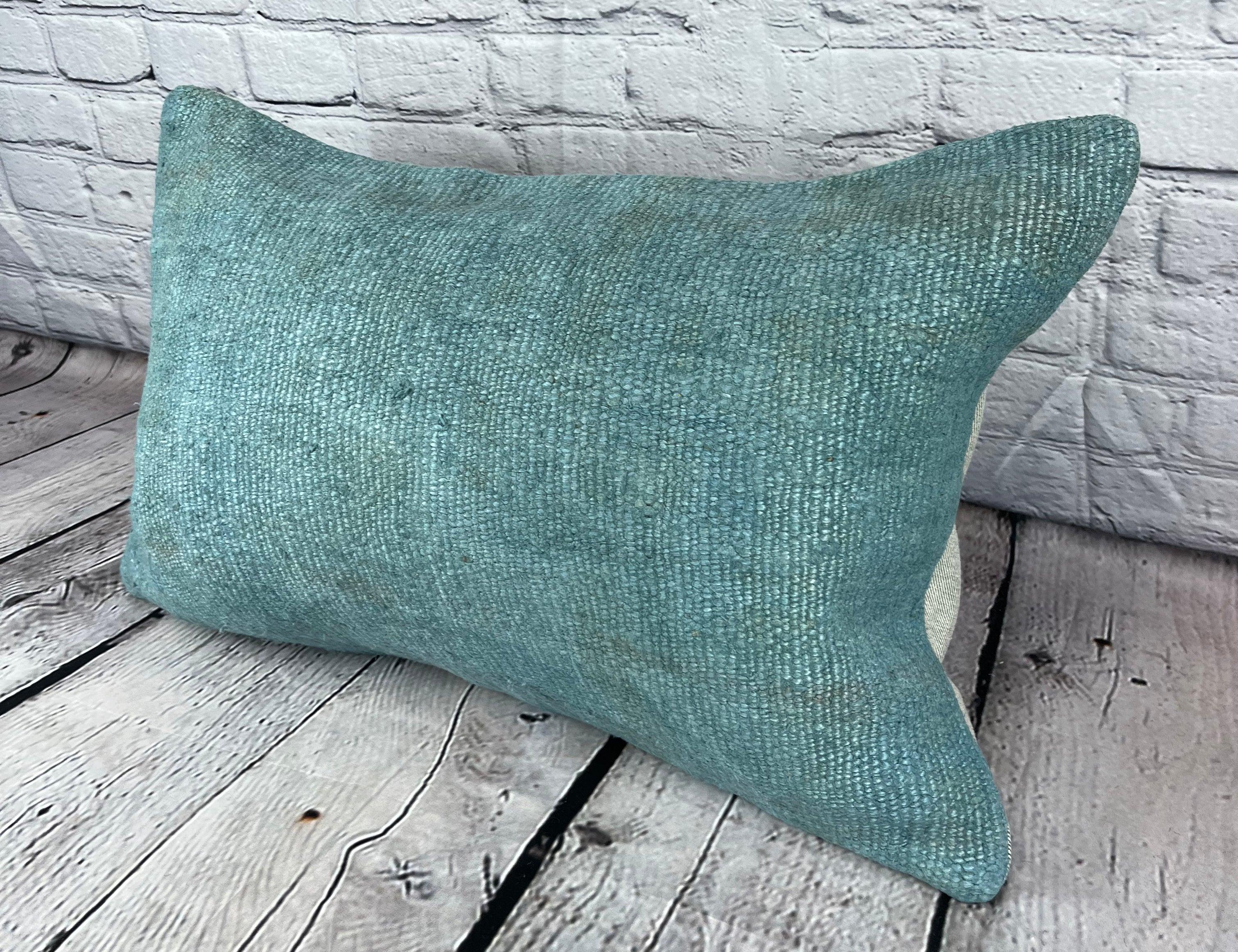 16 x 24 Cojín Turco de Cáñamo Funda de Cojín Gris Turquesa Natural #6042 Eleva la decoración de tu hogar con nuestro Cojín Turco de Cáñamo. Esta exquisita funda de almohada, meticulosamente tejida a mano, añade un toque de elegancia y sofisticación