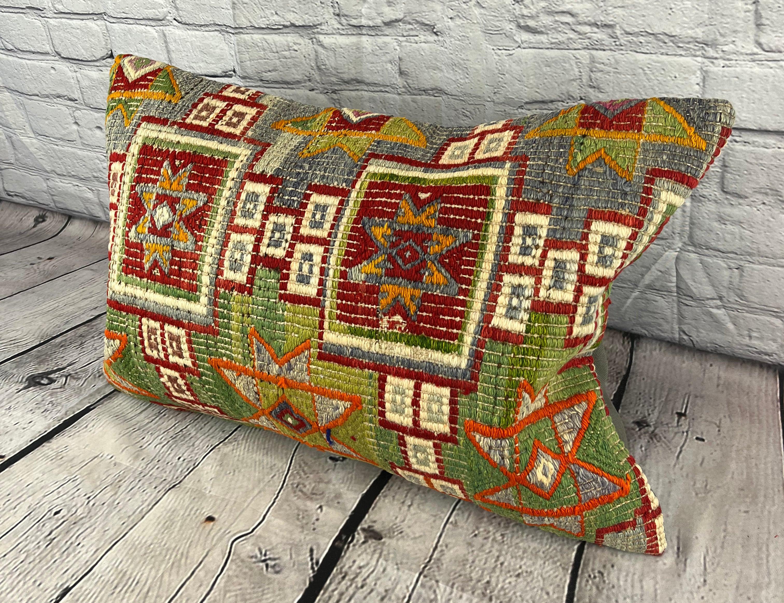 16 x 24 Kilim Pillow Aegean Essence Turkish Pillow Cushion Cover #6923 Verbessern Sie Ihr Zuhause mit unserem Kilim Pillow Turkish Kilim Cushion. Dieser exquisite, sorgfältig handgewebte Kissenbezug bringt einen Hauch von Eleganz und kulturellem