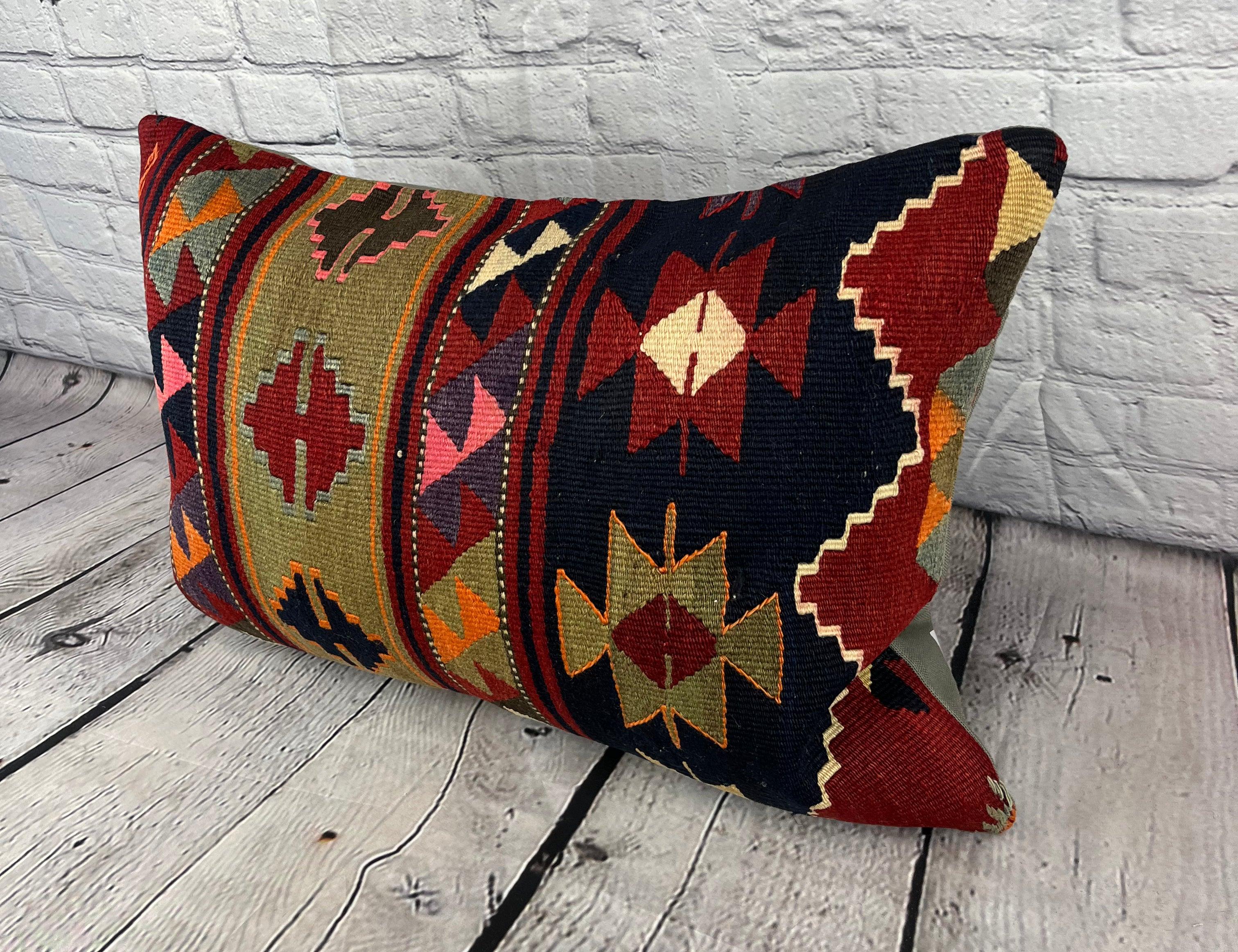 16 x 24 Cuscino Kilim Cappadocian Twilight Cuscino Turco Copricuscino #6881 Migliora l'arredamento della tua casa con il nostro Cuscino Kilim Turco. Questo squisito copricuscino, meticolosamente tessuto a mano, dona un tocco di eleganza e di eredità