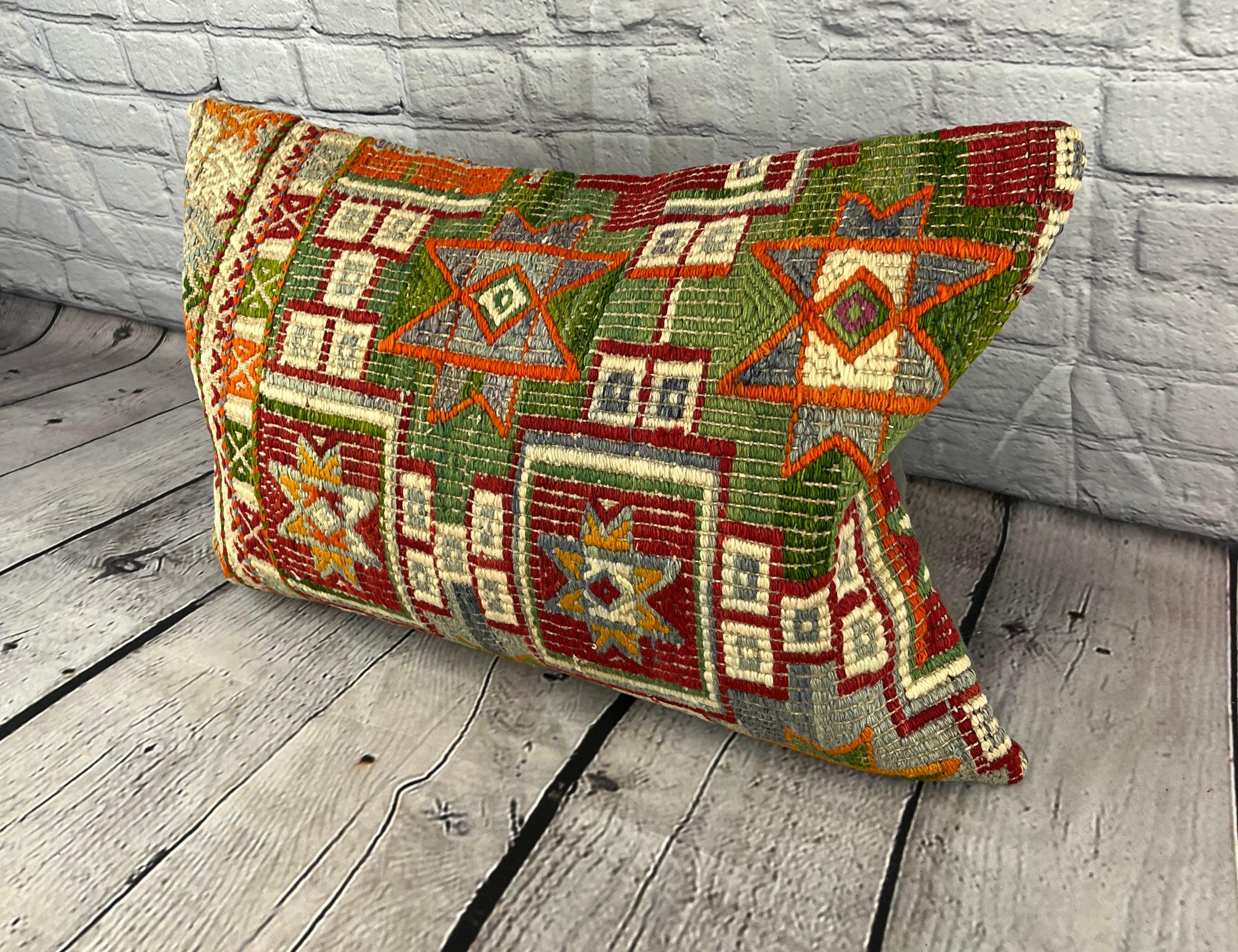 16 x 24 Cojín Kilim Susurros de Estambul Cojín Turco Funda de Cojín #6857 Mejora la decoración de tu hogar con nuestro cojín Kilim Cojín Kilim Turco. Esta exquisita funda de almohada, meticulosamente tejida a mano, aporta un toque de elegancia y