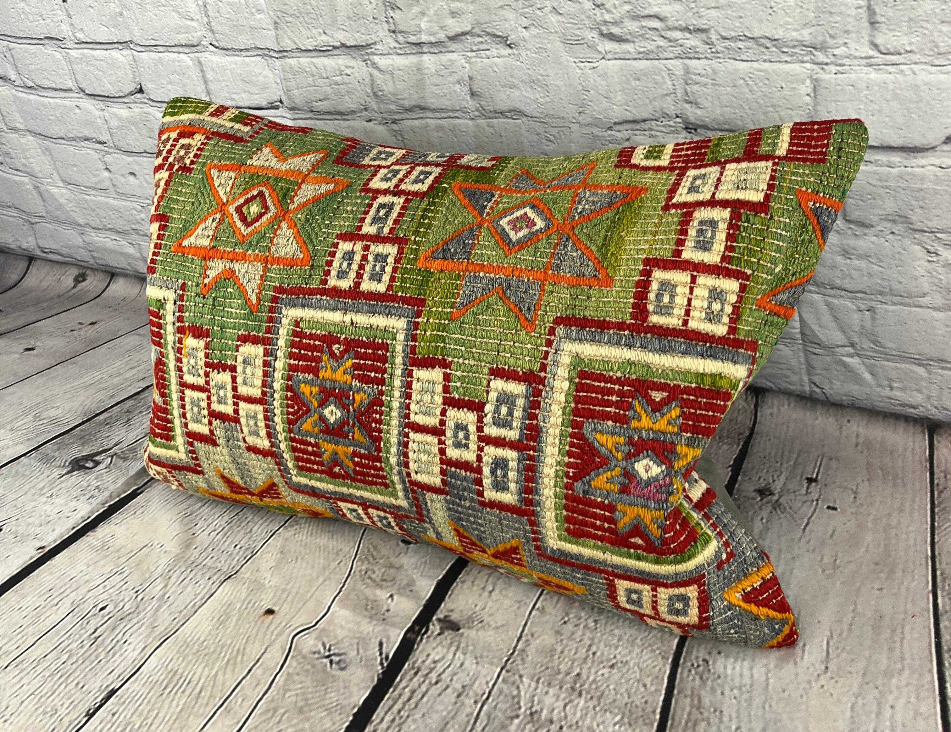 16 x 24 Cuscino Kilim Topkapi Comfort Cuscino Turco Copricuscino #6838 Migliora l'arredamento della tua casa con il nostro Cuscino Kilim Turco. Questo squisito copricuscino, meticolosamente tessuto a mano, dona un tocco di eleganza e di eredità