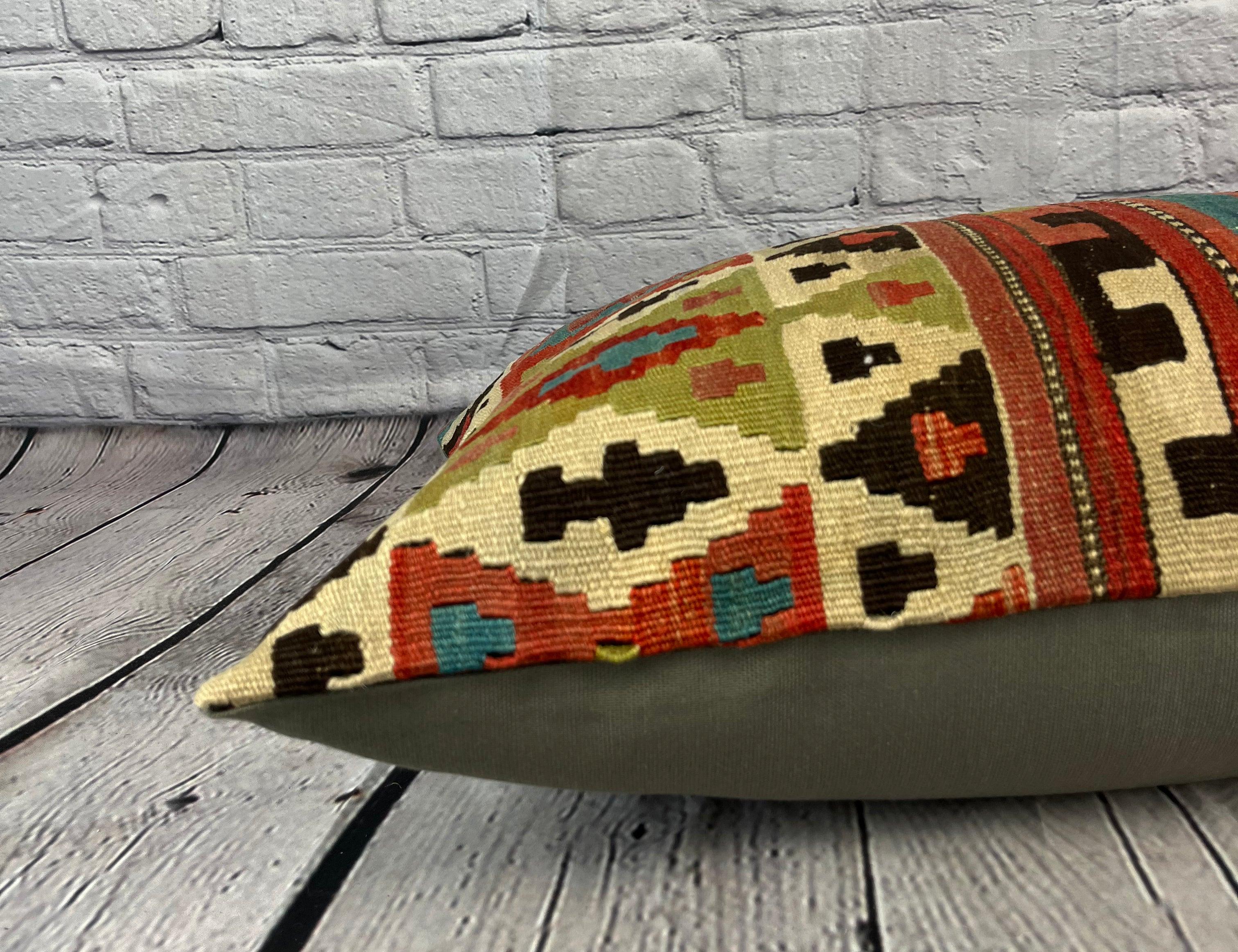 Noué à la main Coussin d'oreiller Kilim turc anatolien Whispers 16 x 24 #6876 en vente