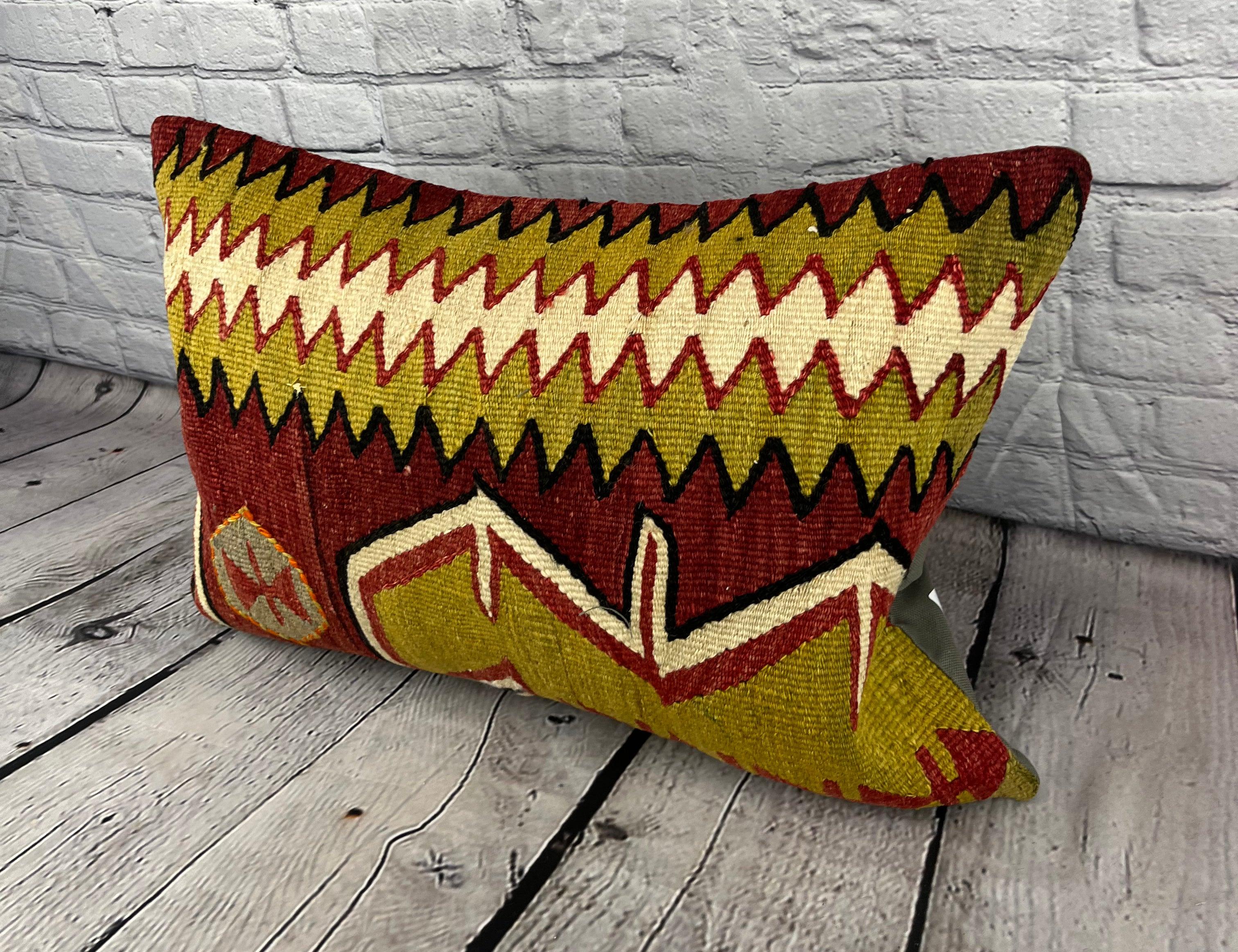 16 x 24 Cojín Kilim Cojín Oasis Turco Byzantine Bliss Funda de cojín #6852 Mejora la decoración de tu casa con nuestro cojín Kilim Turco. Esta exquisita funda de almohada, meticulosamente tejida a mano, aporta un toque de elegancia y herencia