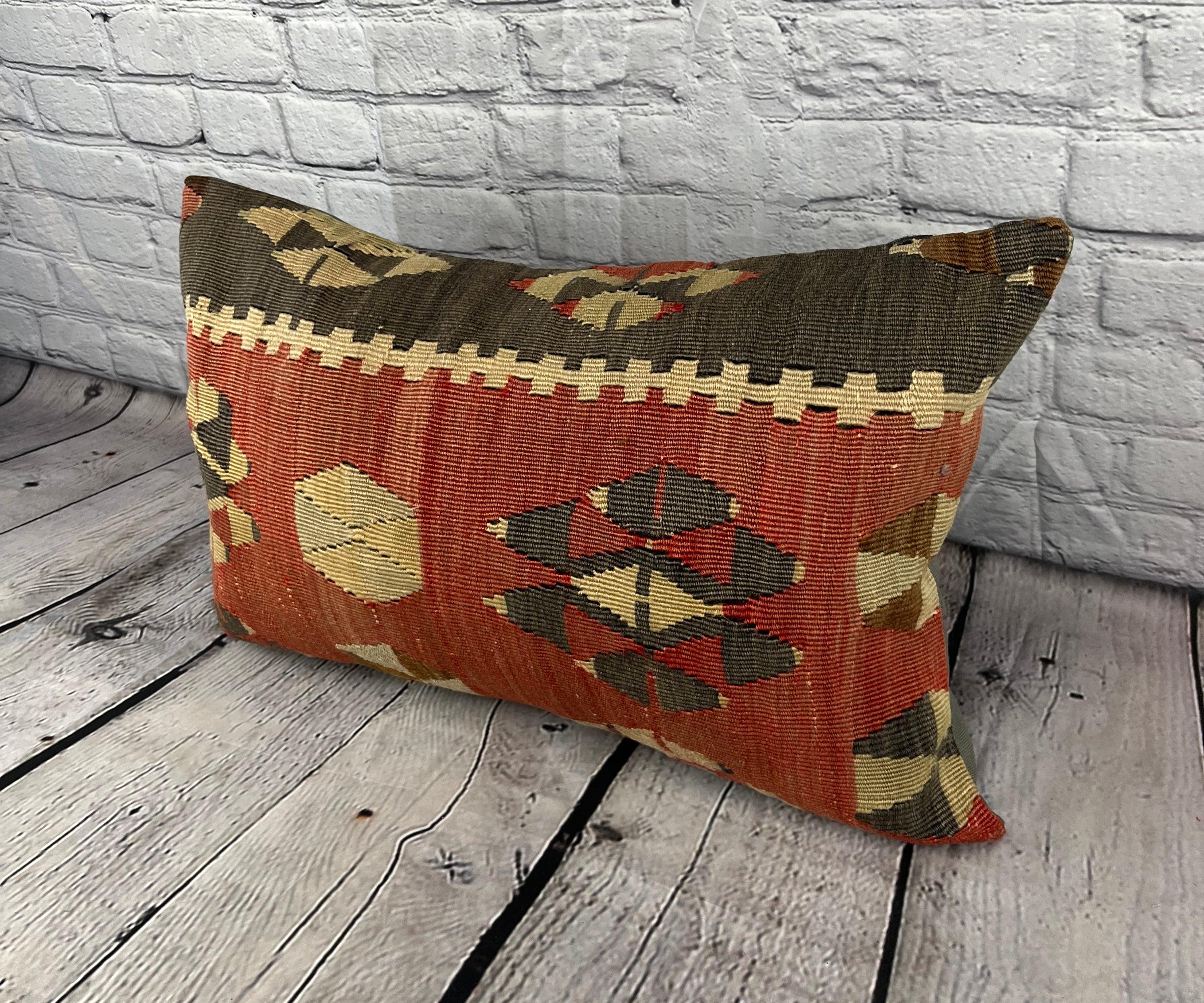 16 x 24 Cojín Kilim Cojín Turco Almohada Brisa del Egeo Funda de Cojín #6922 Mejora la decoración de tu casa con nuestro cojín Kilim Cojín Kilim Turco. Esta exquisita funda de almohada, meticulosamente tejida a mano, aporta un toque de elegancia y