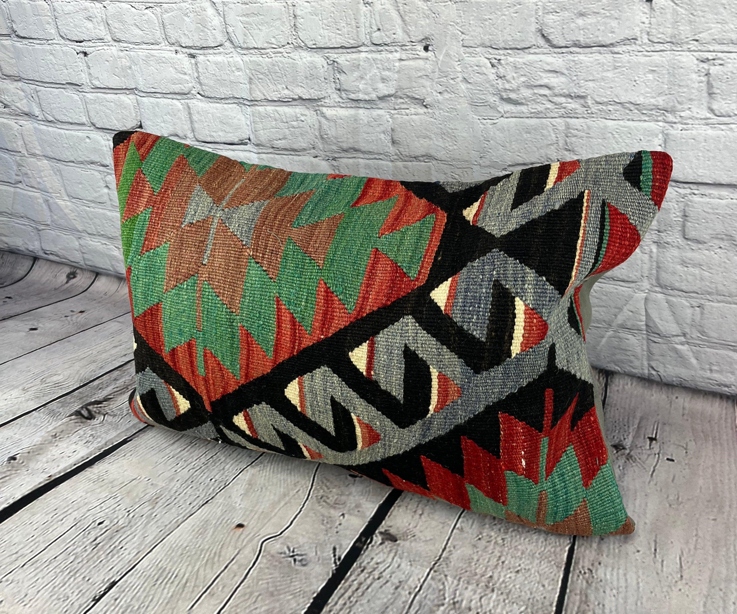 16 x 24 Cuscino Kilim Cuscino Turco Cuscino Aegean Escape Cuscino Copricuscino #6890 Migliora l'arredamento della tua casa con il nostro Cuscino Kilim Turco. Questo squisito copricuscino, meticolosamente tessuto a mano, dona un tocco di eleganza e