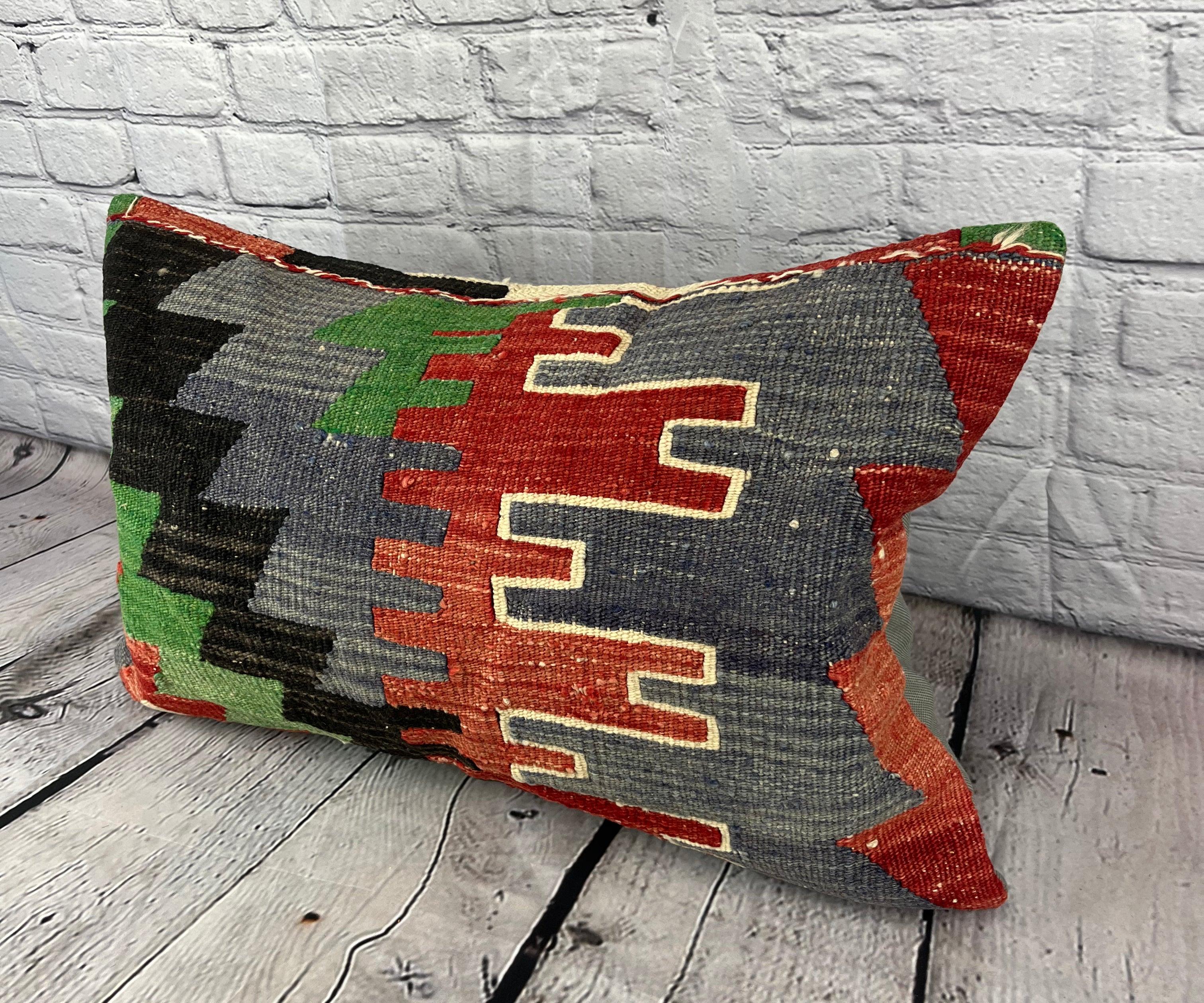 16 x 24 Cojín Kilim Cojín Turco Cojín Mosaico de Anatolia Funda de Cojín #6925 Mejora la decoración de tu hogar con nuestro cojín Kilim Cojín Kilim Turco. Esta exquisita funda de almohada, meticulosamente tejida a mano, aporta un toque de elegancia