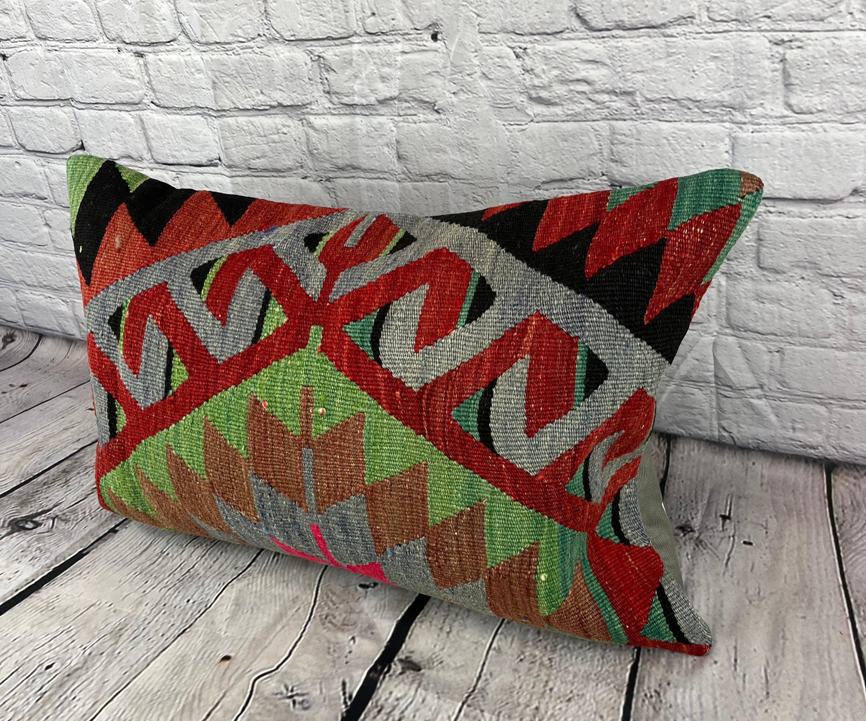 16 x 24 Kilim Kissen Türkisches Kissen Anatolisches Ruhekissen Kissenbezug #6904 Verbessern Sie Ihr Heimdekor mit unserem Kilim Kissen Türkisches Kilim Kissen. Dieser exquisite, sorgfältig handgewebte Kissenbezug bringt einen Hauch von Eleganz und