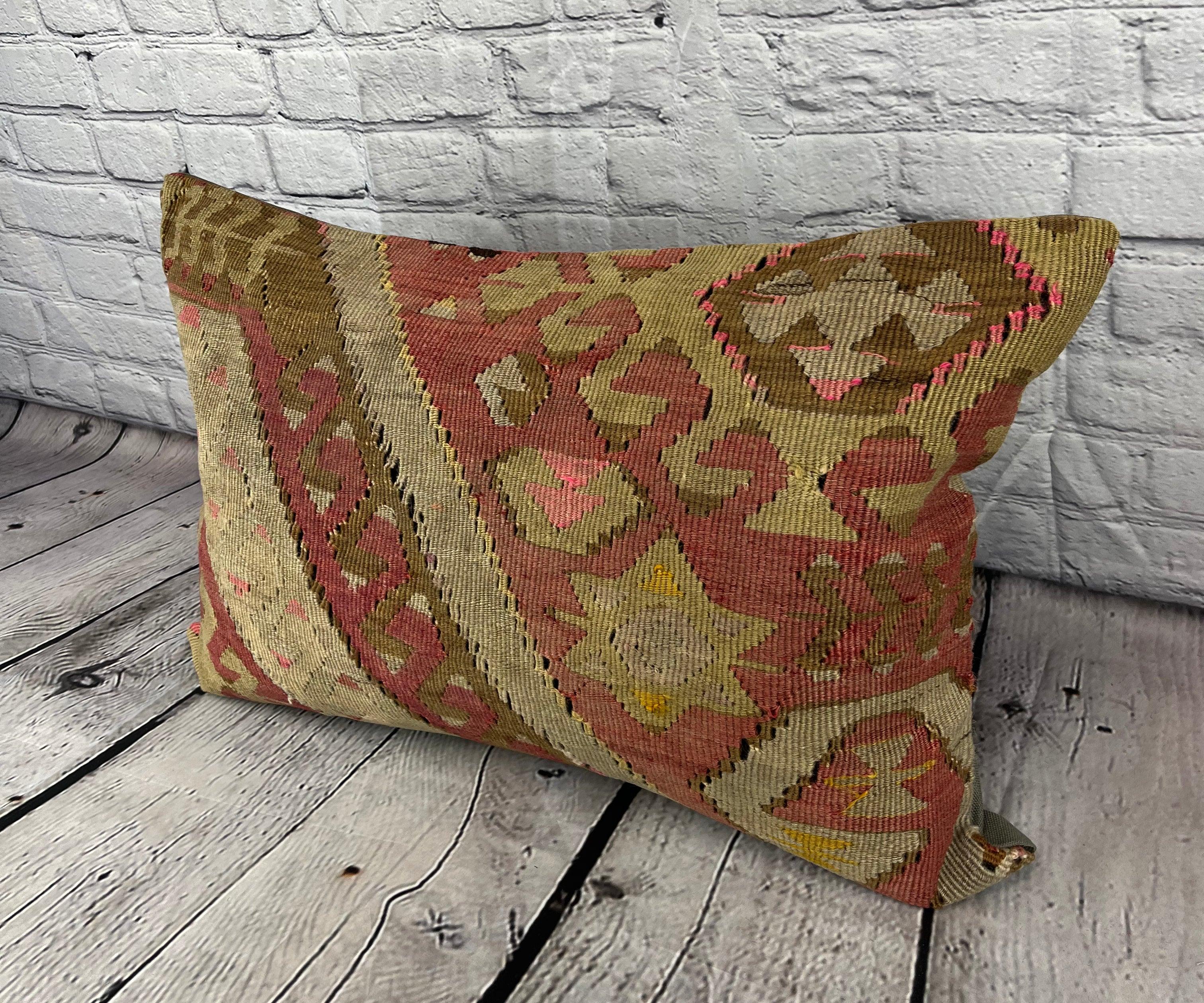 16 x 24 Cojín Kilim Cojín Turco Cojín Belleza Bizantina Funda de Cojín #6841 Realza la decoración de tu hogar con nuestro cojín Kilim Cojín Kilim Turco. Esta exquisita funda de almohada, meticulosamente tejida a mano, aporta un toque de elegancia y