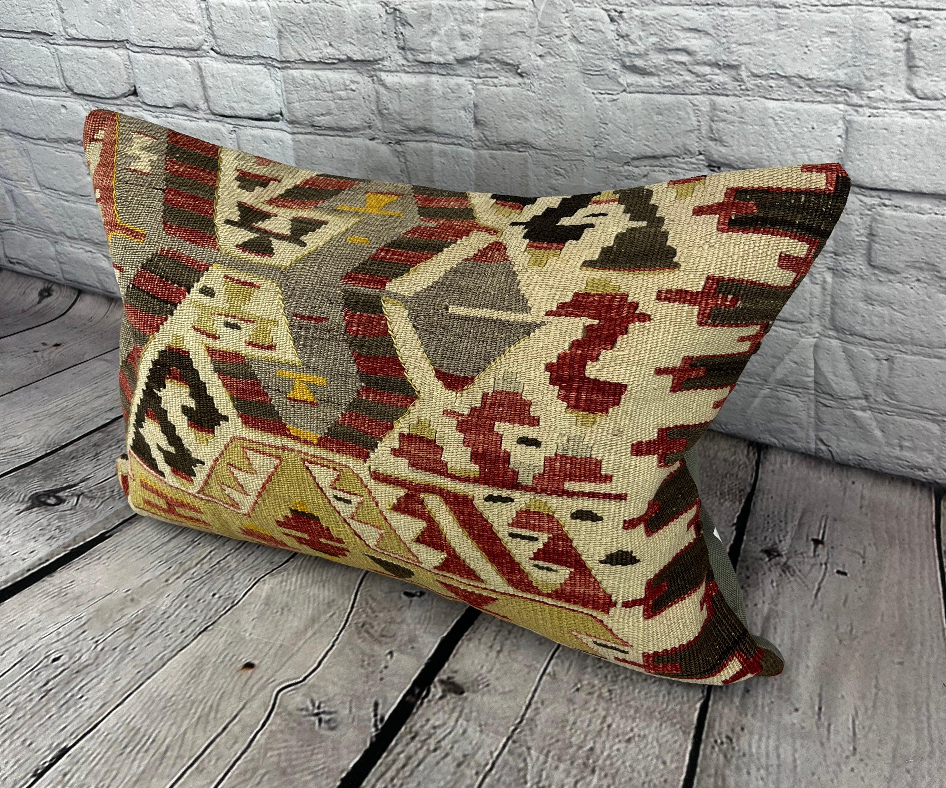 16 x 24 Kilim Pillow Turkish Cushion Byzantine Beauty Pillow Cushion Cover #6913 Verbessern Sie Ihr Zuhause mit unserem Kilim Pillow Turkish Kilim Cushion. Dieser exquisite, sorgfältig handgewebte Kissenbezug bringt einen Hauch von Eleganz und